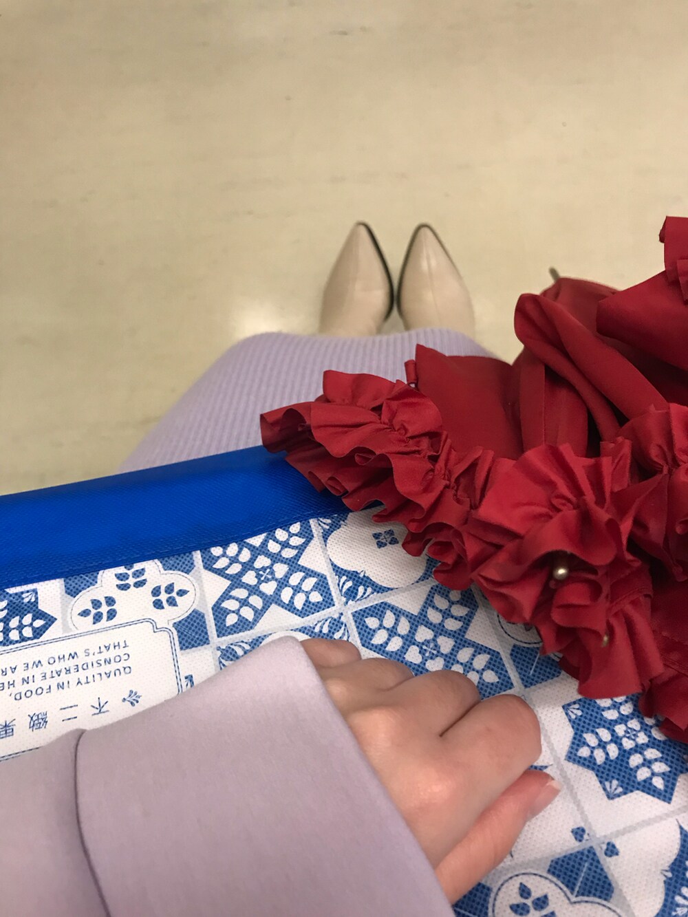 パープル系のワンピース、パープル系のTシャツ/カットソー、ベージュ系のブーツを着用したレディースの冬コーディネートの5枚目の写真