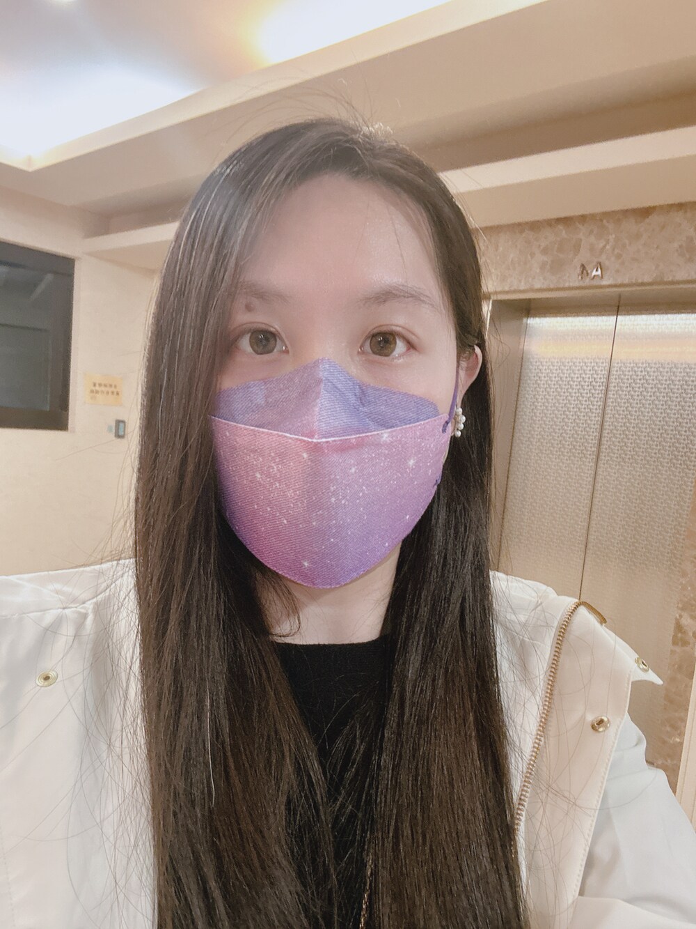 ブラック系のワンピース、ホワイト系のその他アウター、ブラウン系のブーツを着用したレディースの秋コーディネートの4枚目の写真