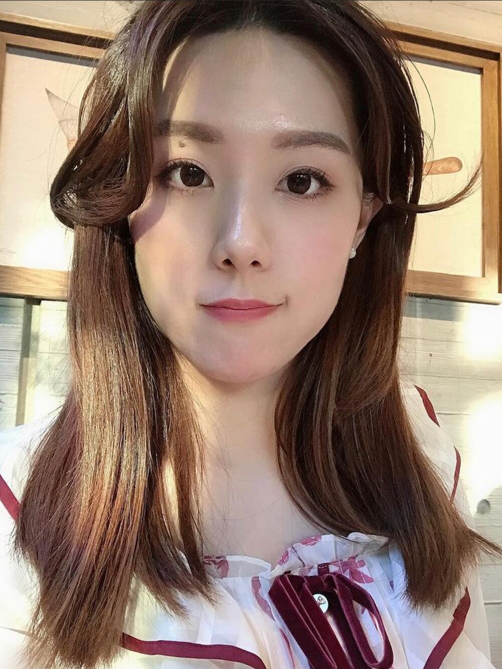 レッド系のワンピース/ドレス、ピンク系のハンドバッグ、ピンク系のパンプスを着用したレディースの冬コーディネートの3枚目の写真