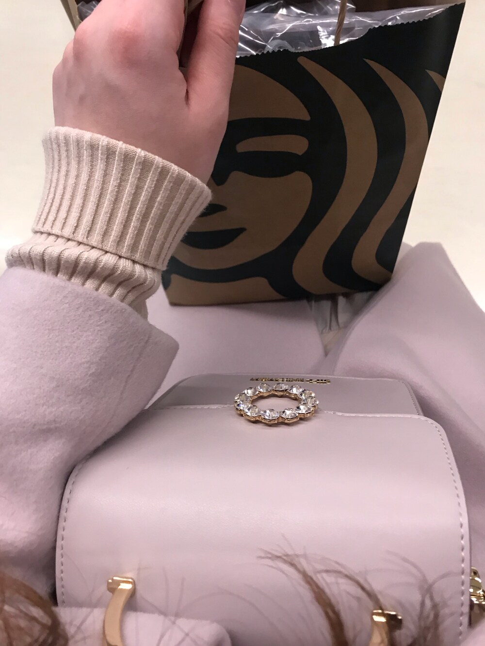 「ファーコート、ファーロングコート、限定アイテム、冬コーデ、ニットワンピース、ショートブーツ、ノベルティ、アプワイザーリッシェ、リランドチュール、アルページュストーリー、ジルバイジルスチュアート」｜「Apuweiser-richeの《有樂町マルイ限定》ウールケープトレンチコート（ダッフルコート、ピンク系）」を使った、ヂャンヂーシュェンさん（レディース・162cm）の冬コーディネートの5枚目の写真
