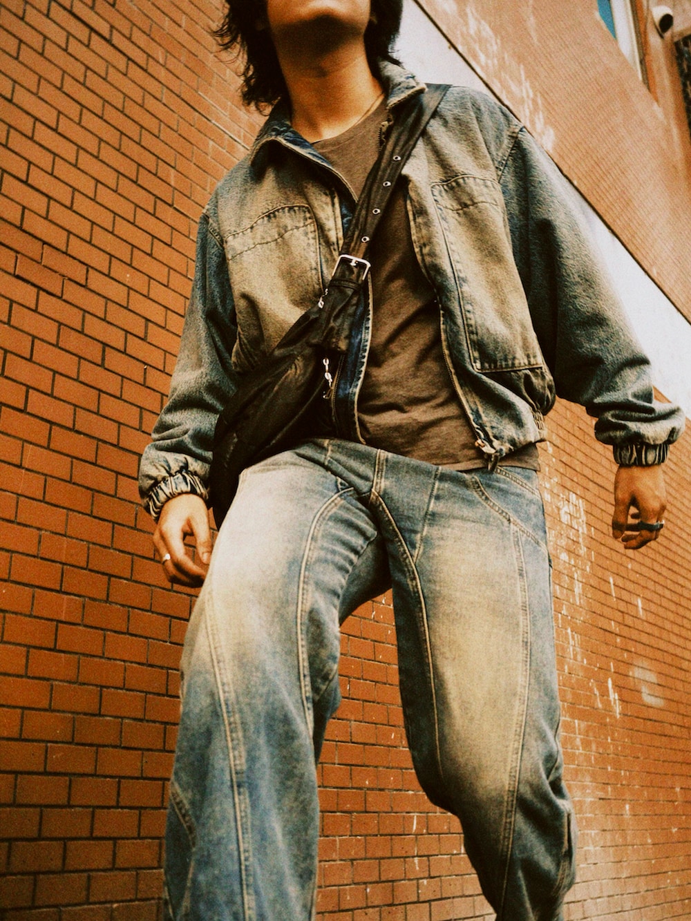 ブルー系のジャケット/アウター、グレー系のTシャツ/カットソーを着用したメンズの秋コーディネートの2枚目の写真