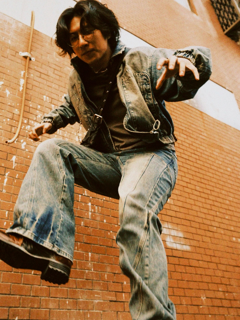 ブルー系のジャケット/アウター、グレー系のTシャツ/カットソーを着用したメンズの秋コーディネートの4枚目の写真