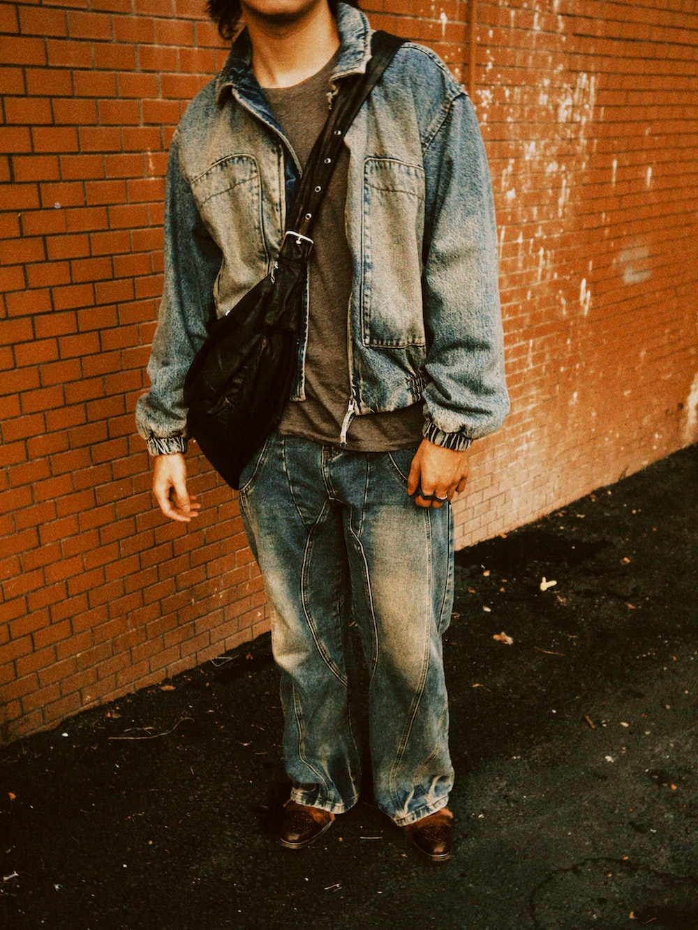 ブルー系のジャケット/アウター、グレー系のTシャツ/カットソーを着用したメンズの秋コーディネートの5枚目の写真