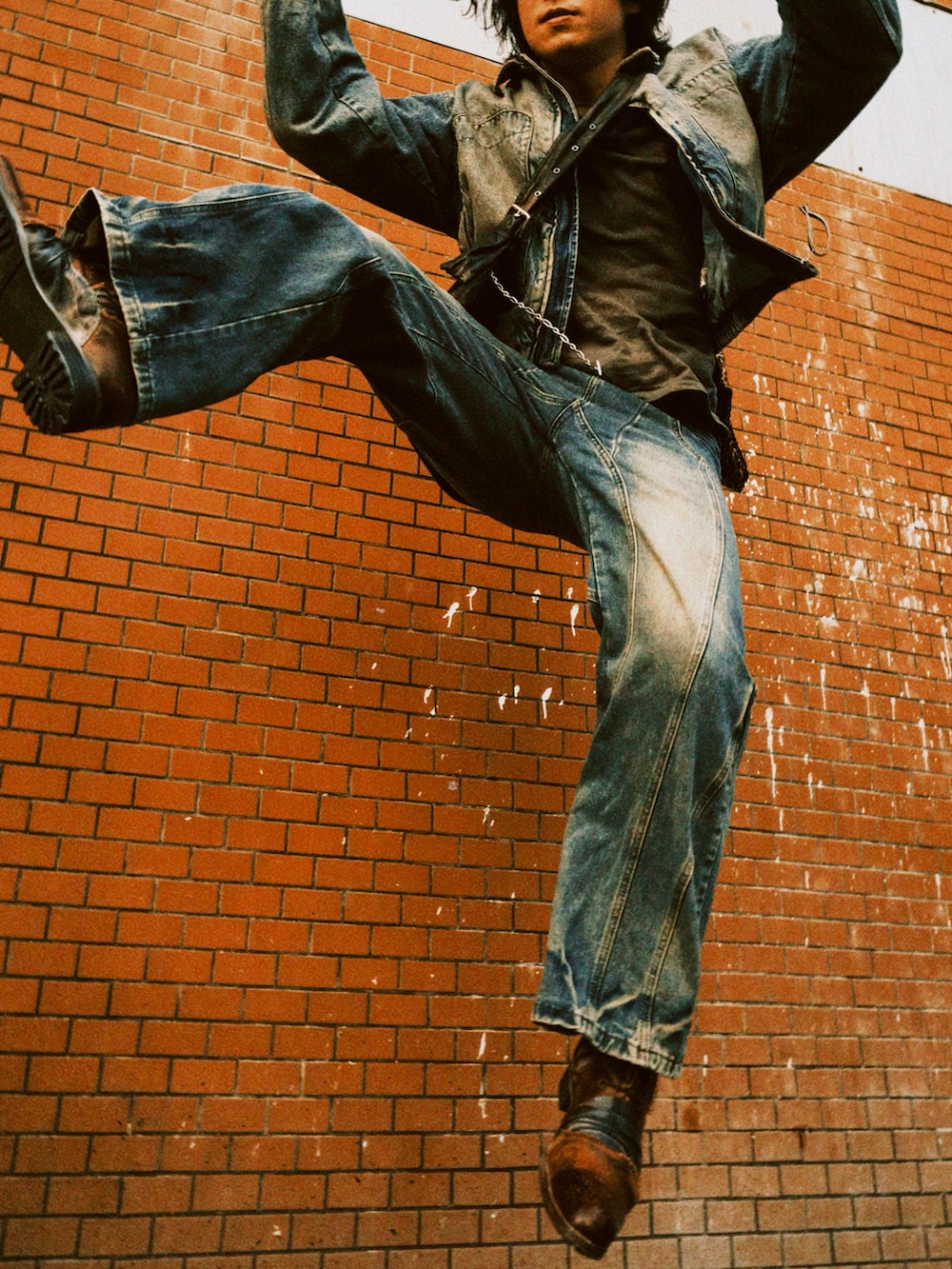 ブルー系のジャケット/アウター、グレー系のTシャツ/カットソーを着用したメンズの秋コーディネートの3枚目の写真