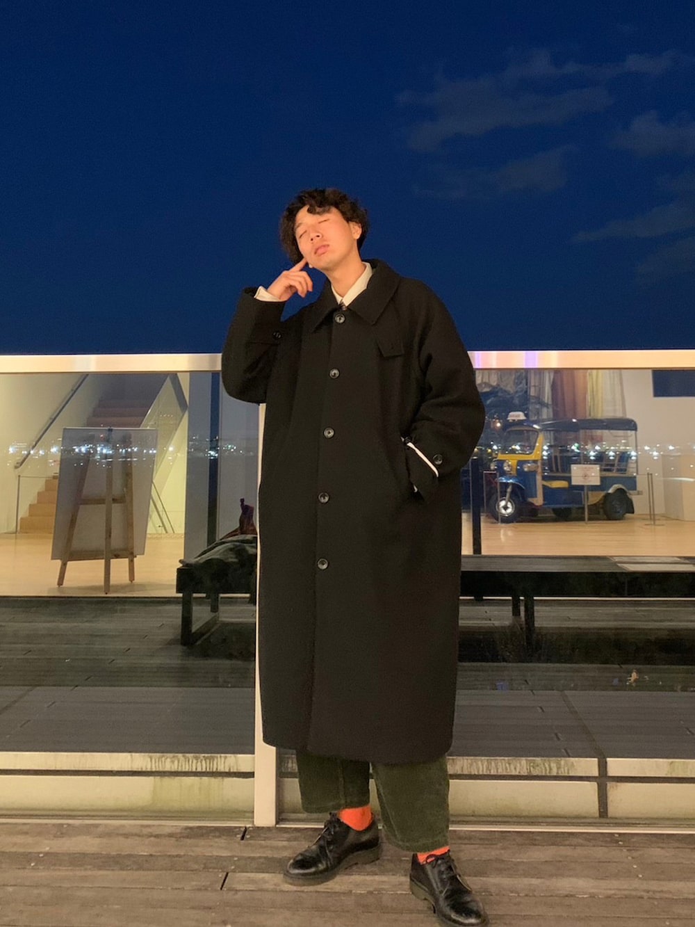 グリーン系のセットアップ、グリーン系のその他パンツ、ブラック系のドレスシューズを着用したメンズの冬コーディネートの2枚目の写真