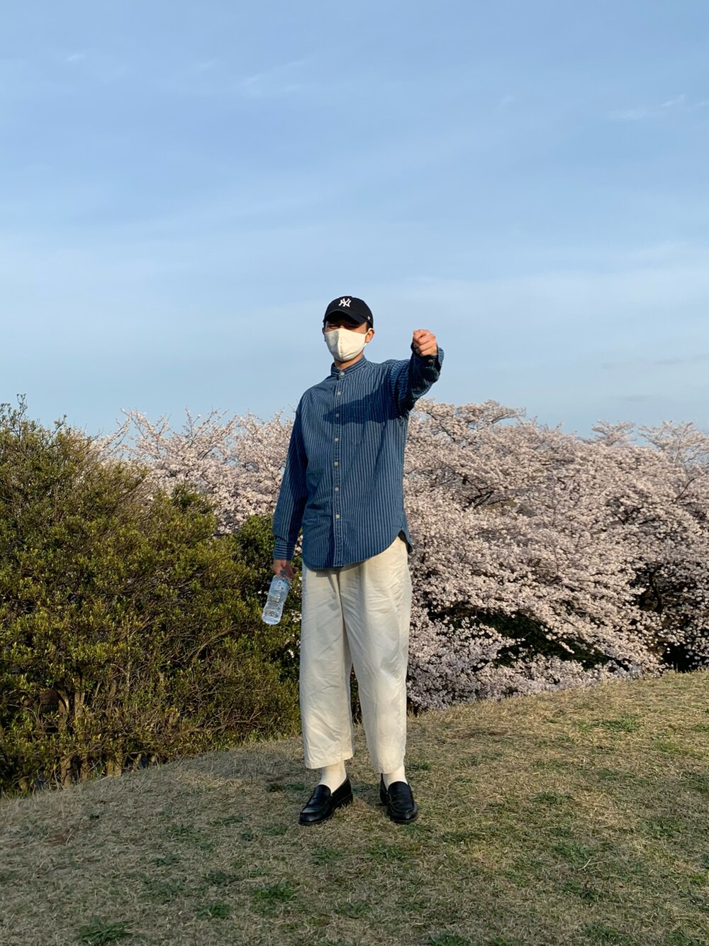 グレー系のデニムジャケット、ホワイト系のその他パンツ、ブラック系のローファーを着用したメンズの春コーディネートの2枚目の写真