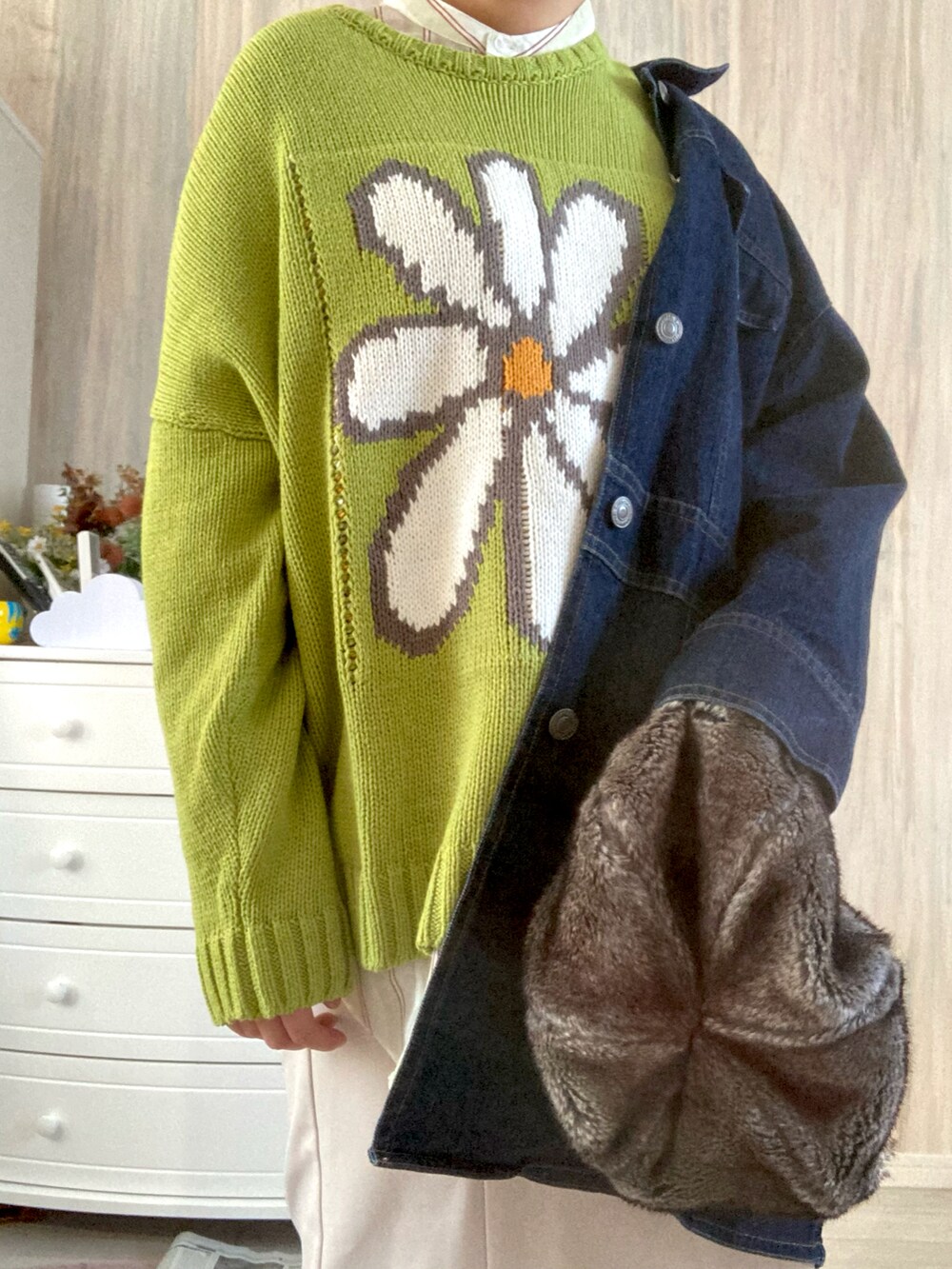 グリーン系のニット/セーター、ホワイト系のスカート、ホワイト系のスニーカーを着用したレディースの冬コーディネートの2枚目の写真