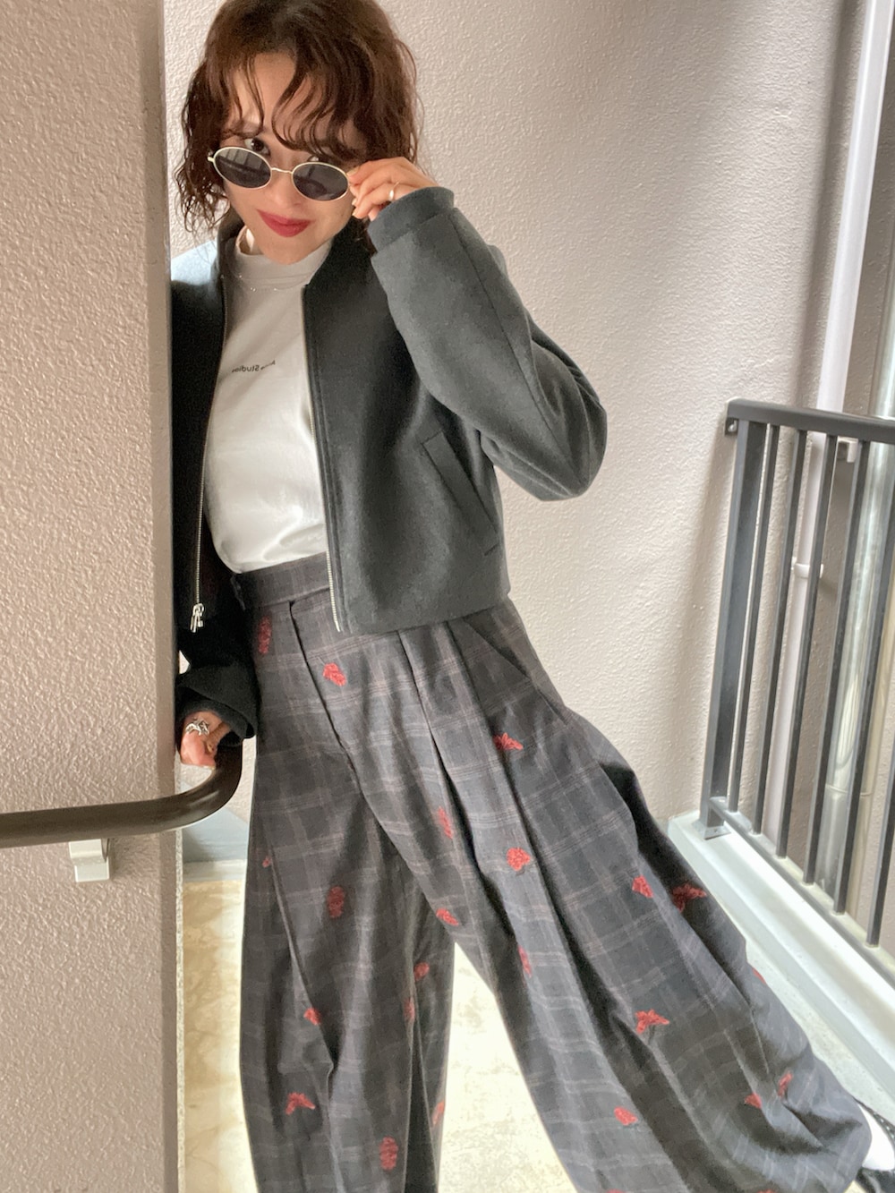 グレー系のノーカラージャケット、レッド系のその他パンツ、ホワイト系のTシャツ/カットソーを着用したレディースの春コーディネートの2枚目の写真