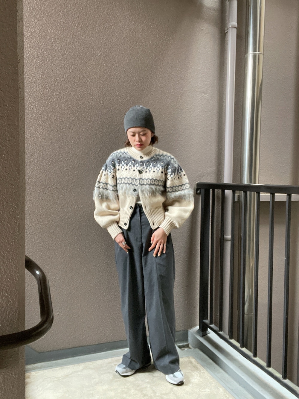 ホワイト系のニット/セーター、ホワイト系のカーディガン/ボレロ、グレー系のスニーカーを着用したレディースの春コーディネートの2枚目の写真