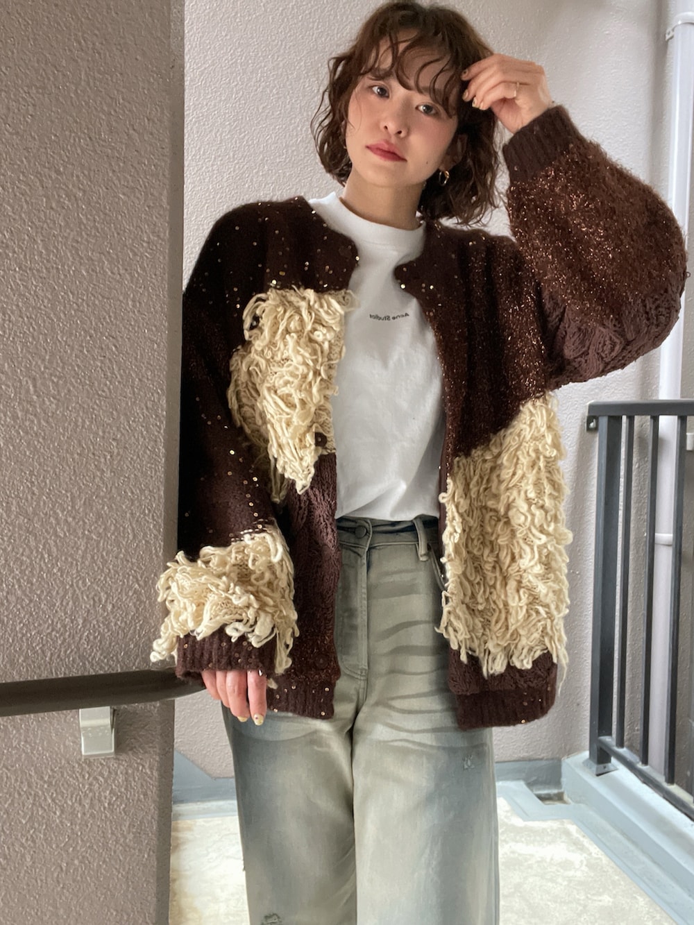 その他のカーディガン/ボレロ、ブラウン系のスニーカー、ブルー系のデニムパンツを着用したレディースの春コーディネートの2枚目の写真