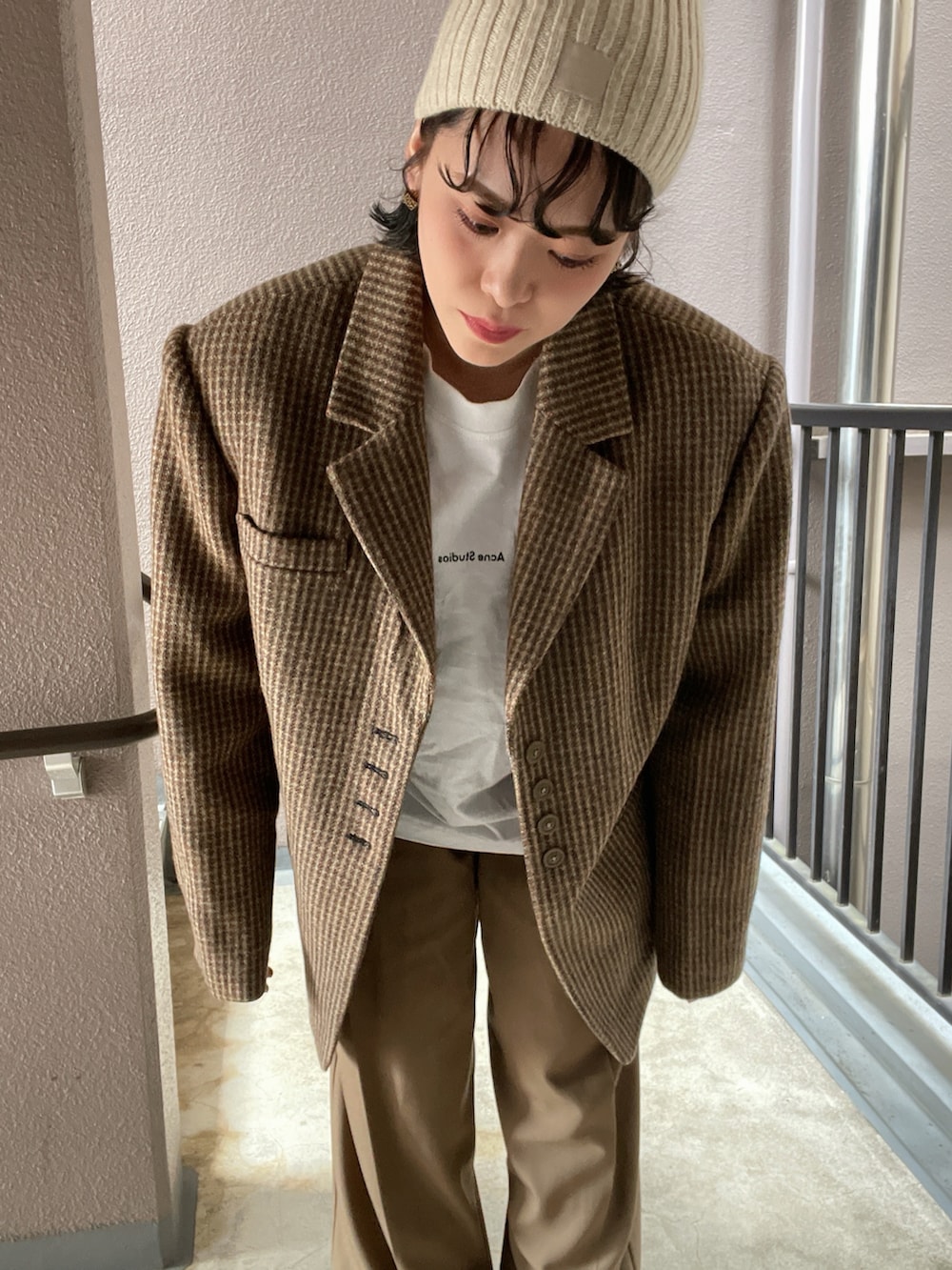 「チェック、ジャケット、Tシャツ、オトナ女子、シンプルコーデ、シンプル、カジュアル、カジュアルコーデ、ootd、AcneStudios、ニット帽、スニーカー、ベージュ、キレイめカジュアル、adidas」｜「TODAYFULのタックツイルトラウザース（チノパンツ、ベージュ系）」を使った、02_mntさん（レディース・161cm）の春コーディネートの2枚目の写真