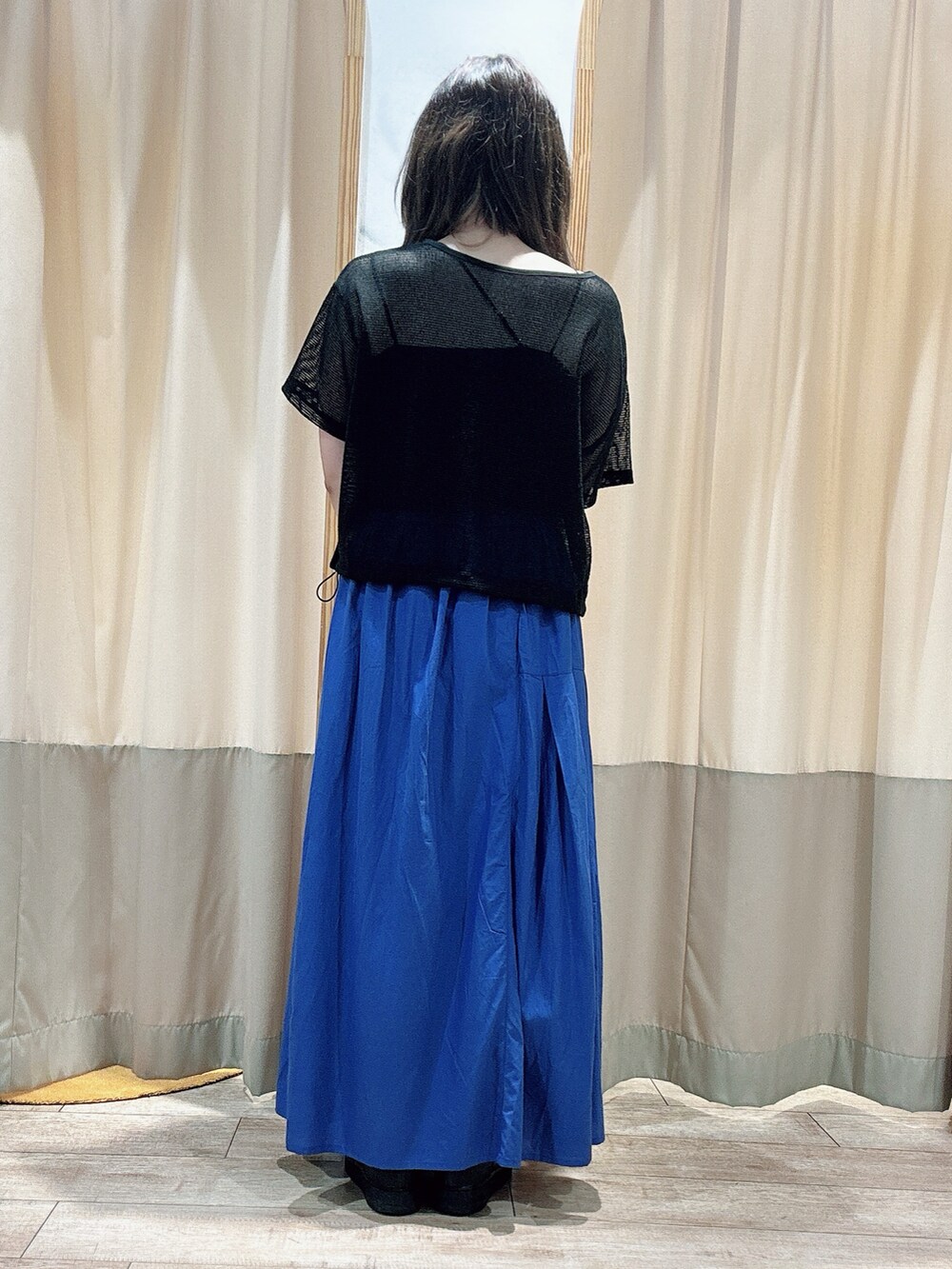 ブラック系のTシャツ/カットソー、ブルー系のスカートを着用したレディースの夏コーディネートの2枚目の写真
