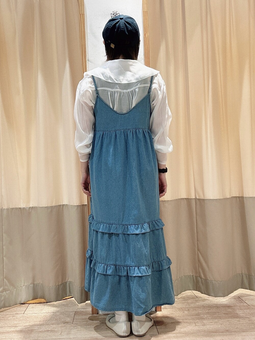 ホワイト系のシャツ/ブラウス、ブルー系のワンピース、ホワイト系のハンドバッグを着用したレディースの春コーディネートの3枚目の写真