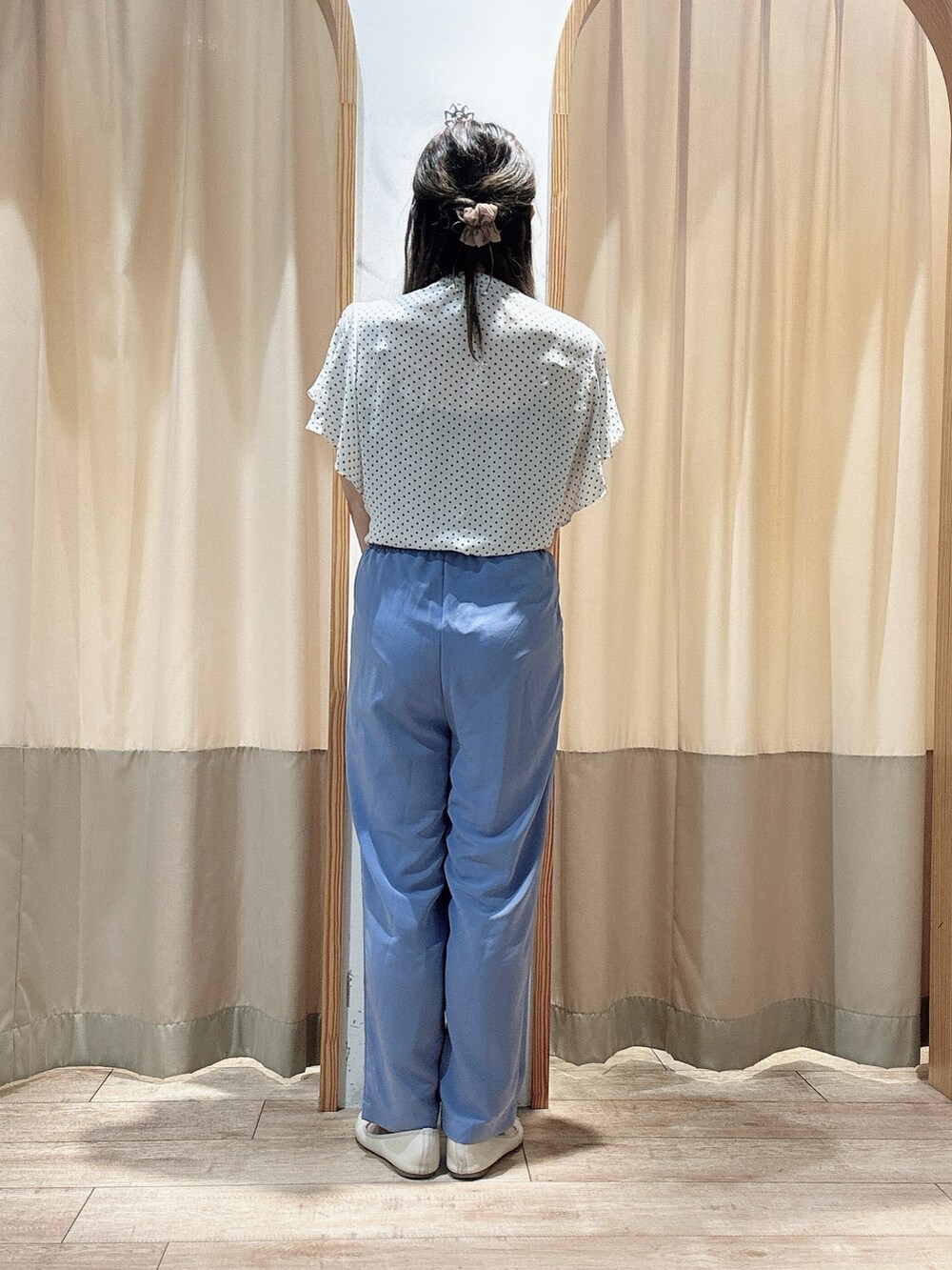 ホワイト系のシャツ/ブラウス、ブルー系のその他パンツ、ホワイト系のハンドバッグを着用したレディースの夏コーディネートの2枚目の写真