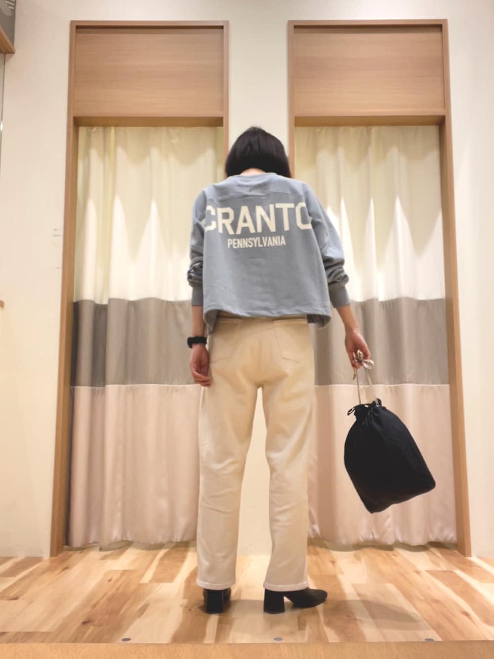 「大人カジュアル、デニムパンツ、シンプルコーデ、Samansa Mos2 blue、パンツコーデ、プチプラ」｜「Samansa Mos2 blueのバックロゴ裏毛スウェット（スウェット、ブルー系）」を使った、ameさん（レディース・160cm）の秋コーディネートの2枚目の写真
