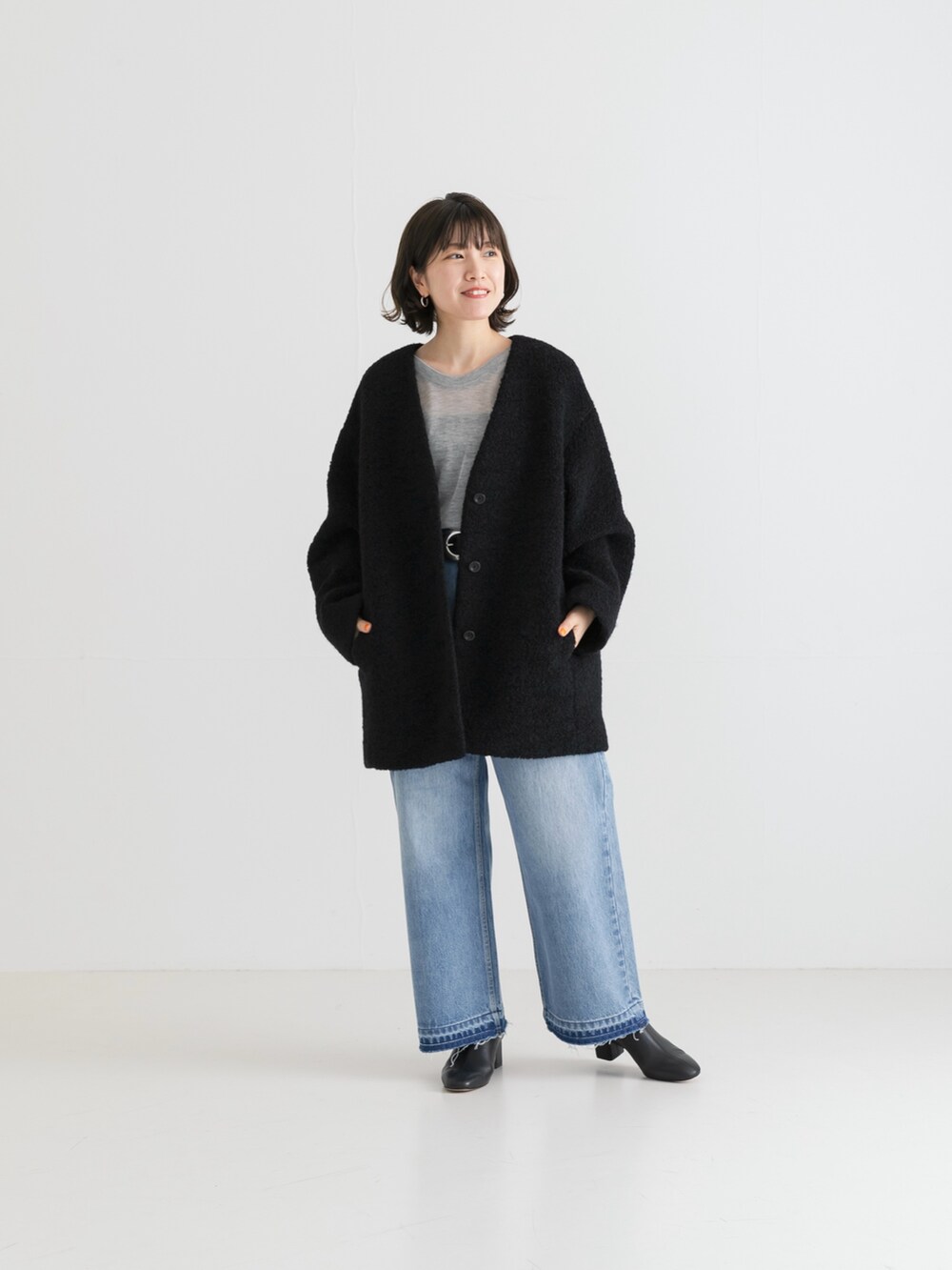「アウター、ニット、デニム、ブーツ」｜「URBAN RESEARCHのループヤーンウールコクーンコート（その他アウター、ブラック系）」を使った、MINAさん（レディース・154cm）の夏コーディネートの2枚目の写真