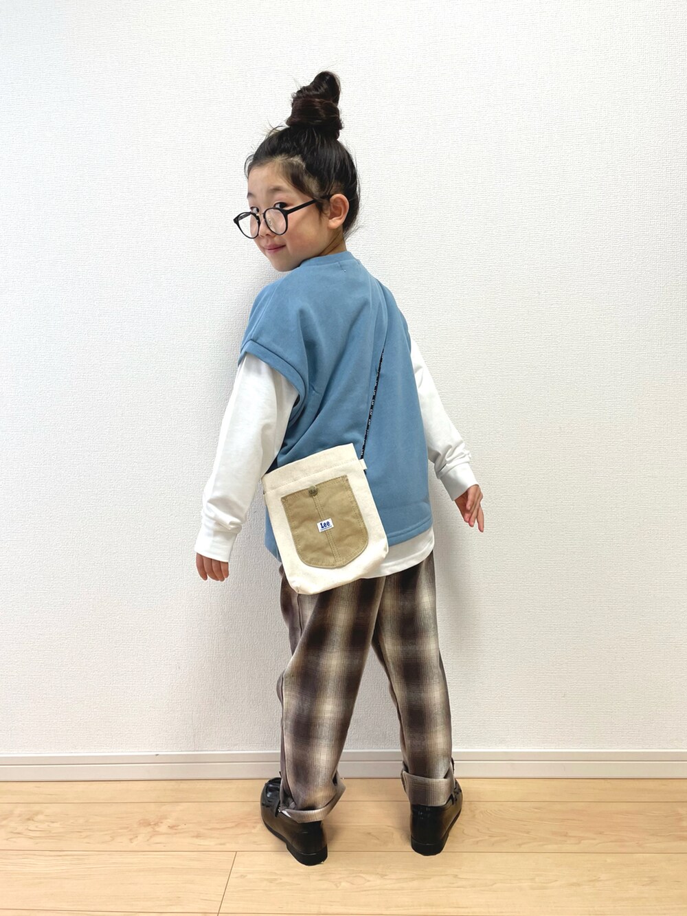 ブルー系のTシャツ/カットソー、ベージュ系のショルダーバッグ、ブラウン系のその他パンツを着用したキッズの冬コーディネートの3枚目の写真