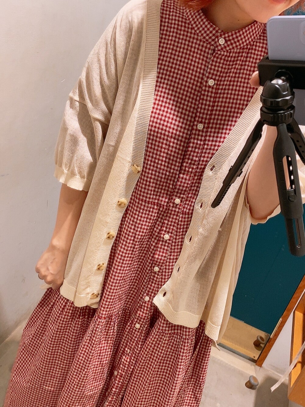 レッド系のワンピース、レッド系のワンピース、ホワイト系のカーディガン/ボレロを着用したレディースの夏コーディネートの3枚目の写真