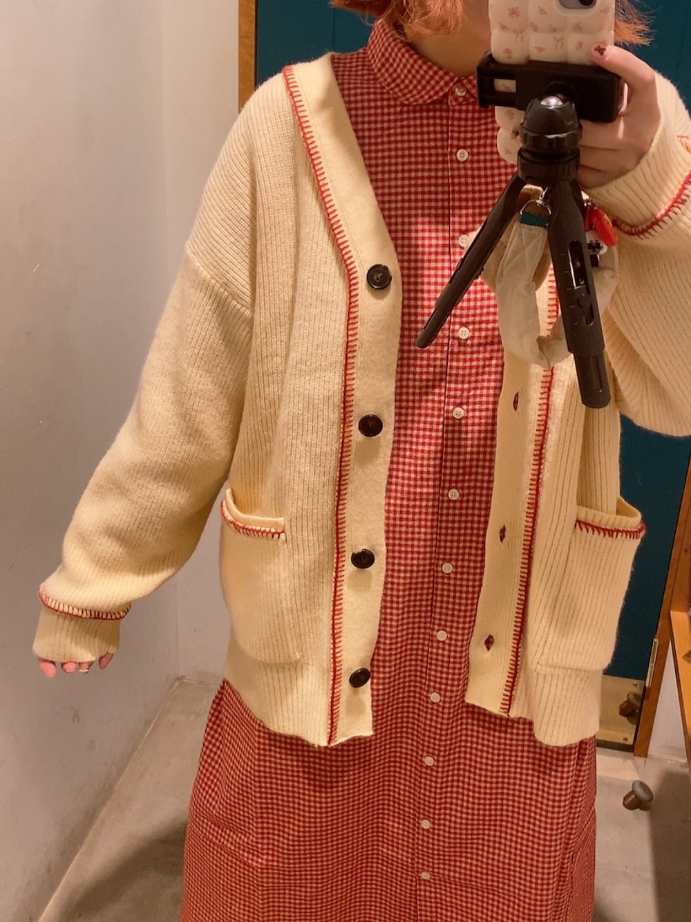 ブルー系のワンピース、ホワイト系のカーディガン/ボレロ、ホワイト系のその他パンツを着用したレディースの冬コーディネートの2枚目の写真