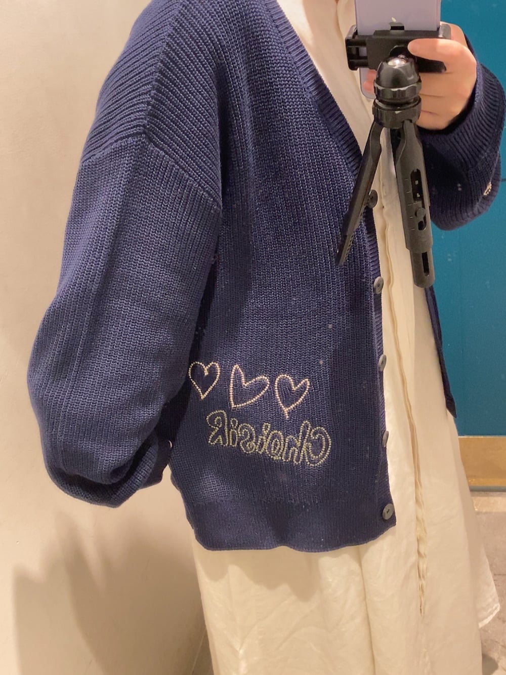 ブルー系のカーディガン/ボレロ、ホワイト系のワンピース、ホワイト系のスカートを着用したレディースの春コーディネートの3枚目の写真