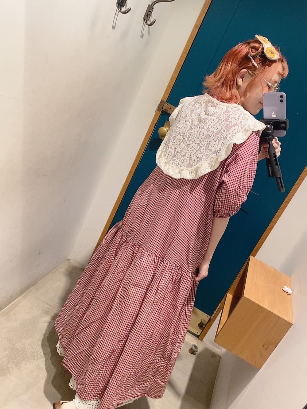 レッド系のワンピース、レッド系のワンピースを着用したレディースの夏コーディネートの3枚目の写真