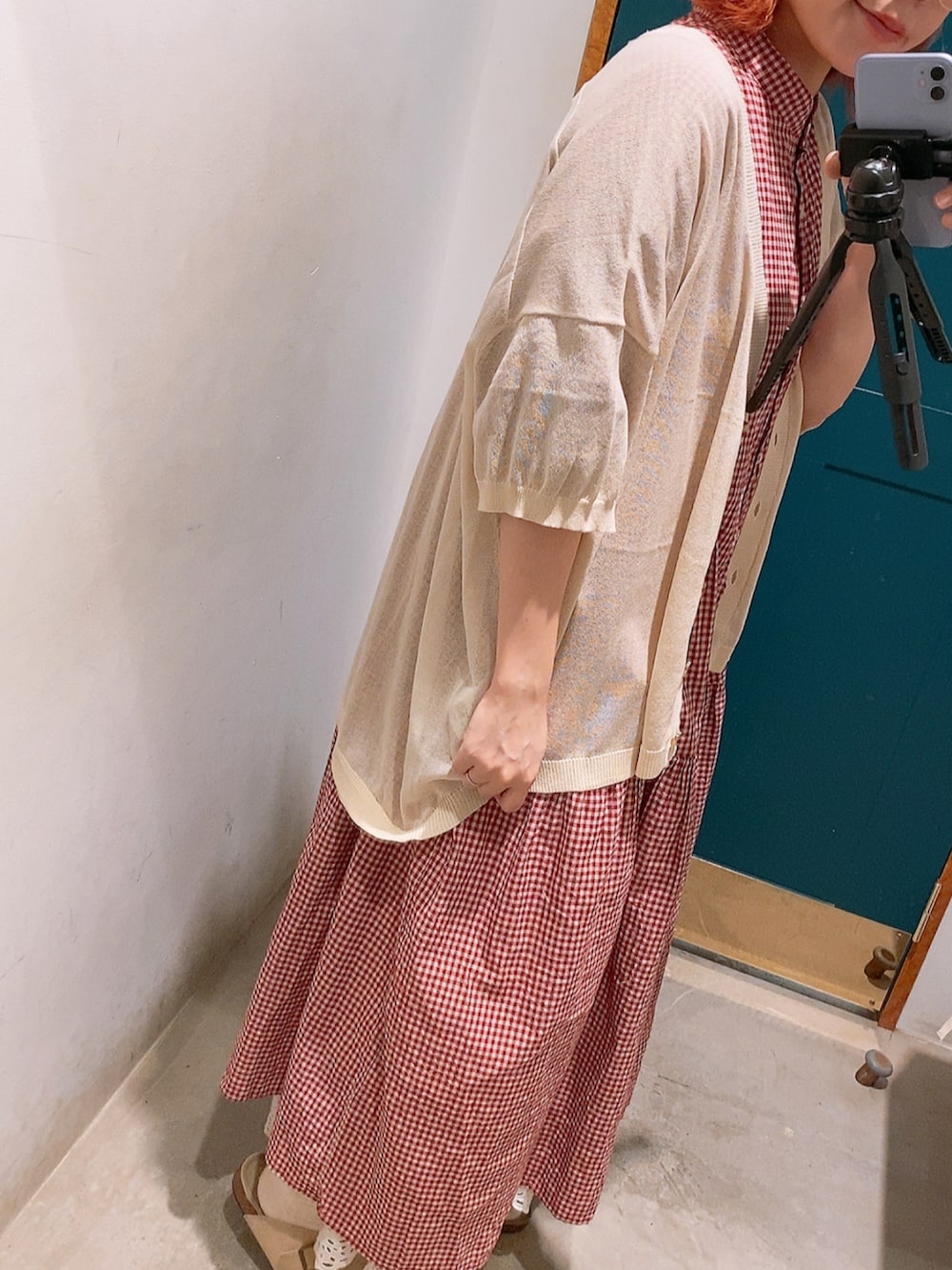 レッド系のワンピース、レッド系のワンピース、ホワイト系のカーディガン/ボレロを着用したレディースの夏コーディネートの4枚目の写真