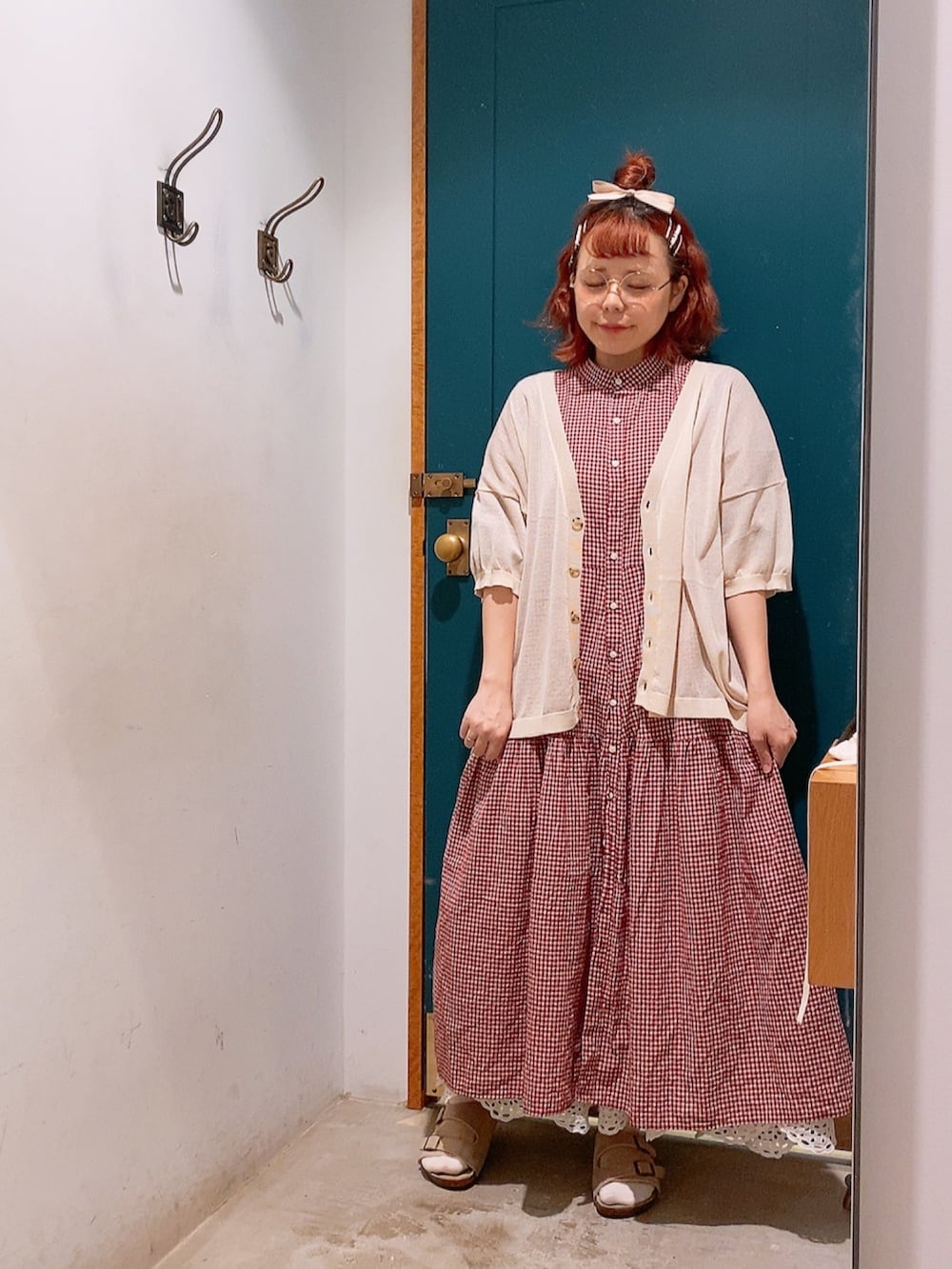 レッド系のワンピース、レッド系のワンピース、ホワイト系のカーディガン/ボレロを着用したレディースの夏コーディネートの2枚目の写真