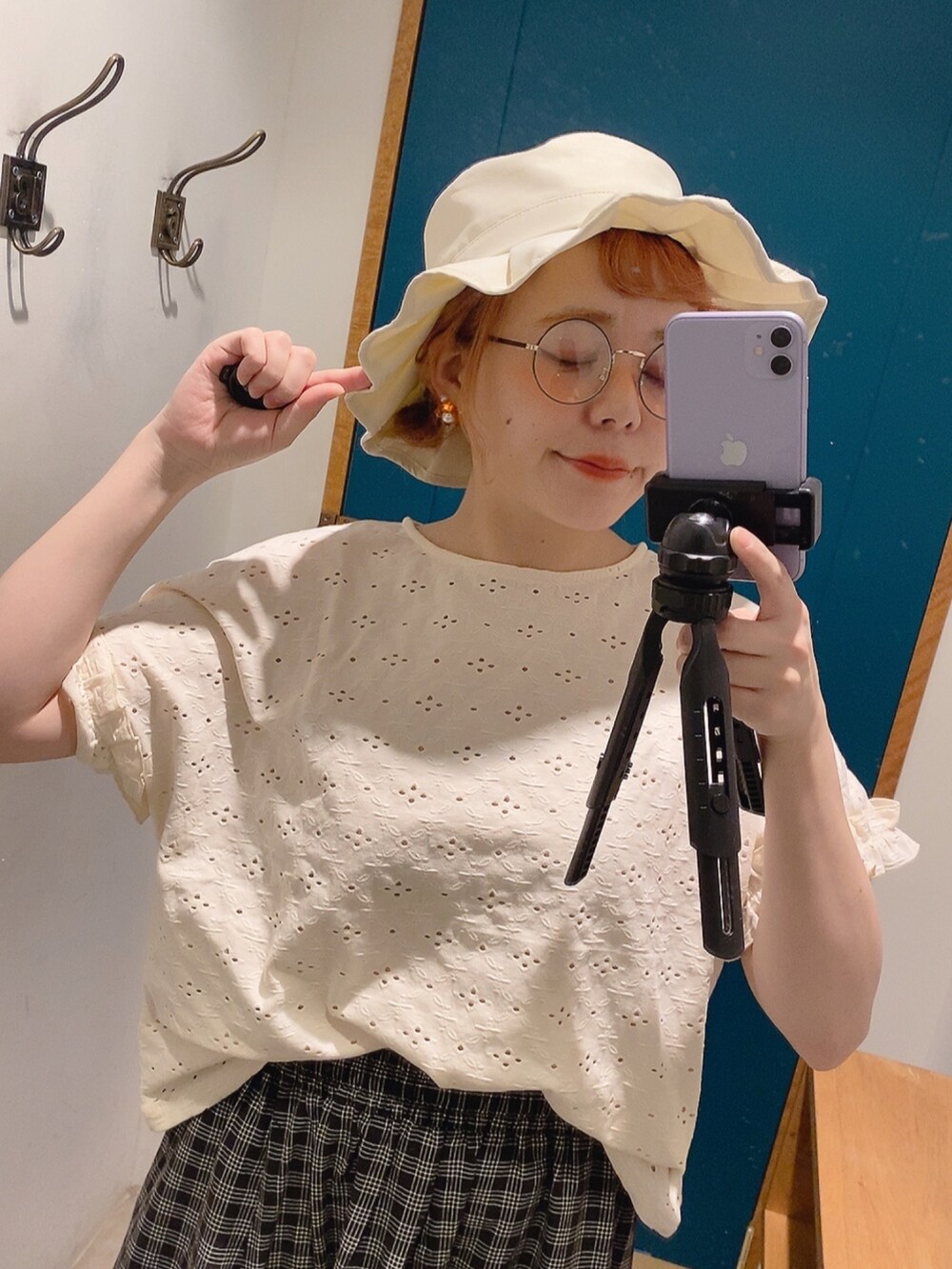 ホワイト系のTシャツ/カットソー、ブラック系のスカート、ホワイト系のパンプスを着用したレディースの夏コーディネートの2枚目の写真