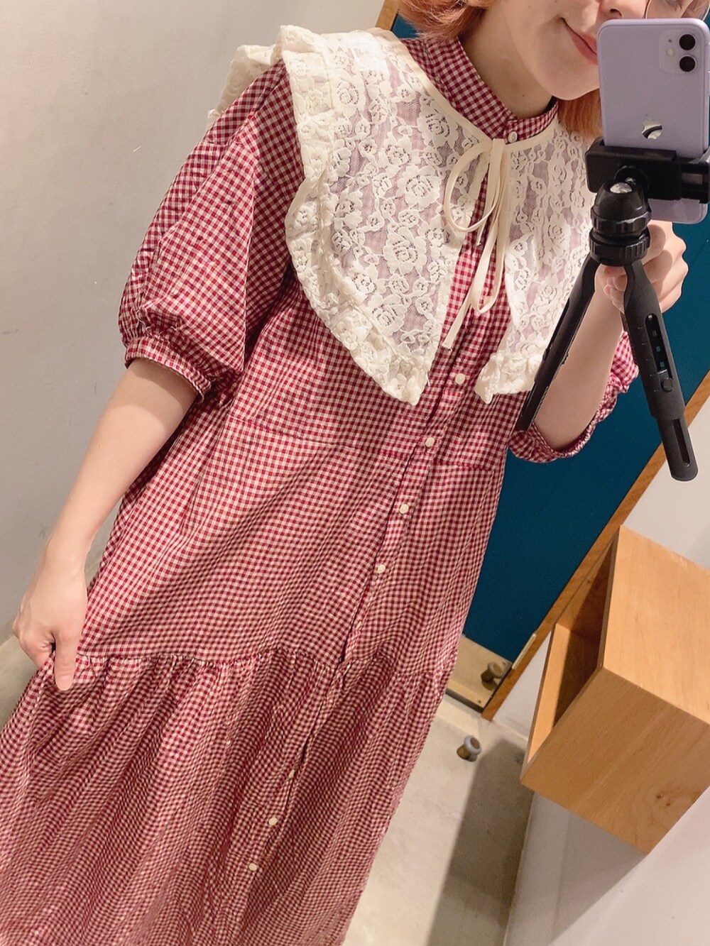 レッド系のワンピース、レッド系のワンピースを着用したレディースの夏コーディネートの2枚目の写真