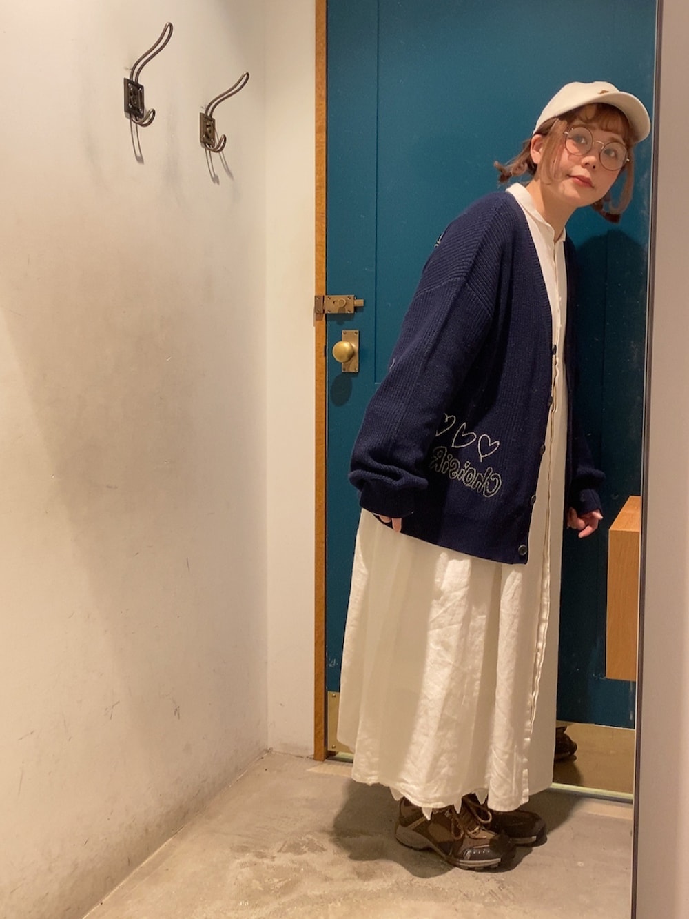 ブルー系のカーディガン/ボレロ、ホワイト系のワンピース、ホワイト系のスカートを着用したレディースの春コーディネートの4枚目の写真