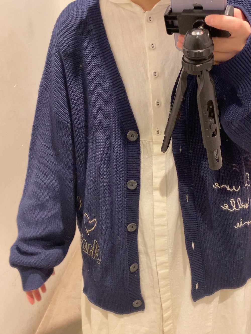 ブルー系のカーディガン/ボレロ、ホワイト系のワンピース、ホワイト系のスカートを着用したレディースの春コーディネートの2枚目の写真