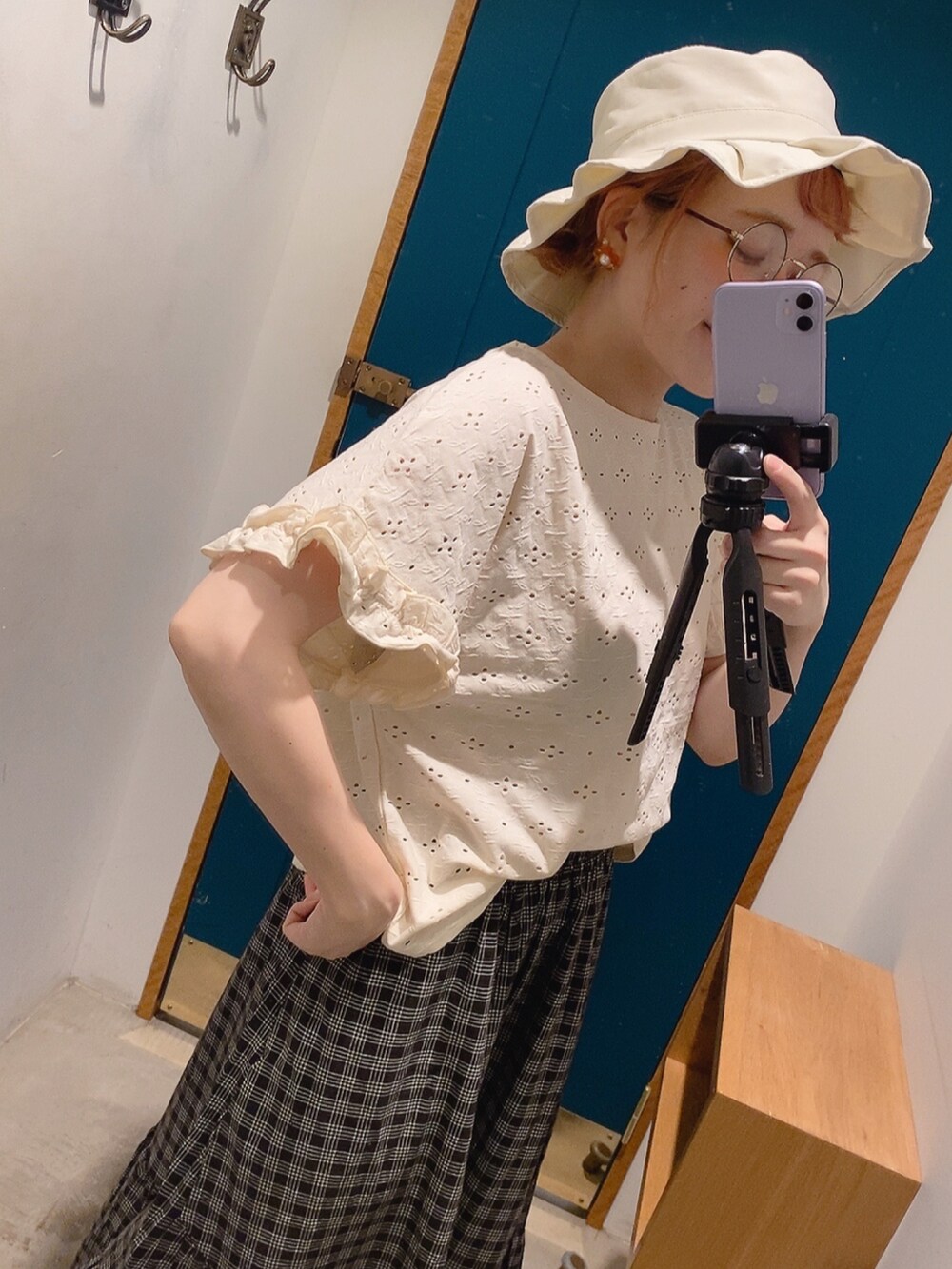 ホワイト系のTシャツ/カットソー、ブラック系のスカート、ホワイト系のパンプスを着用したレディースの夏コーディネートの3枚目の写真