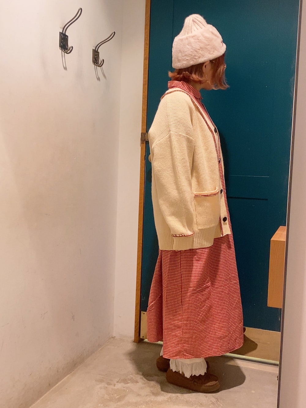 ブルー系のワンピース、ホワイト系のカーディガン/ボレロ、ホワイト系のその他パンツを着用したレディースの冬コーディネートの3枚目の写真