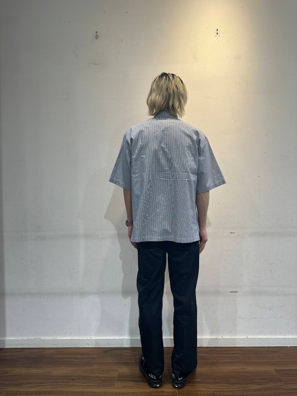 ブラック系のシャツ/ブラウスを着用したメンズの夏コーディネートの3枚目の写真