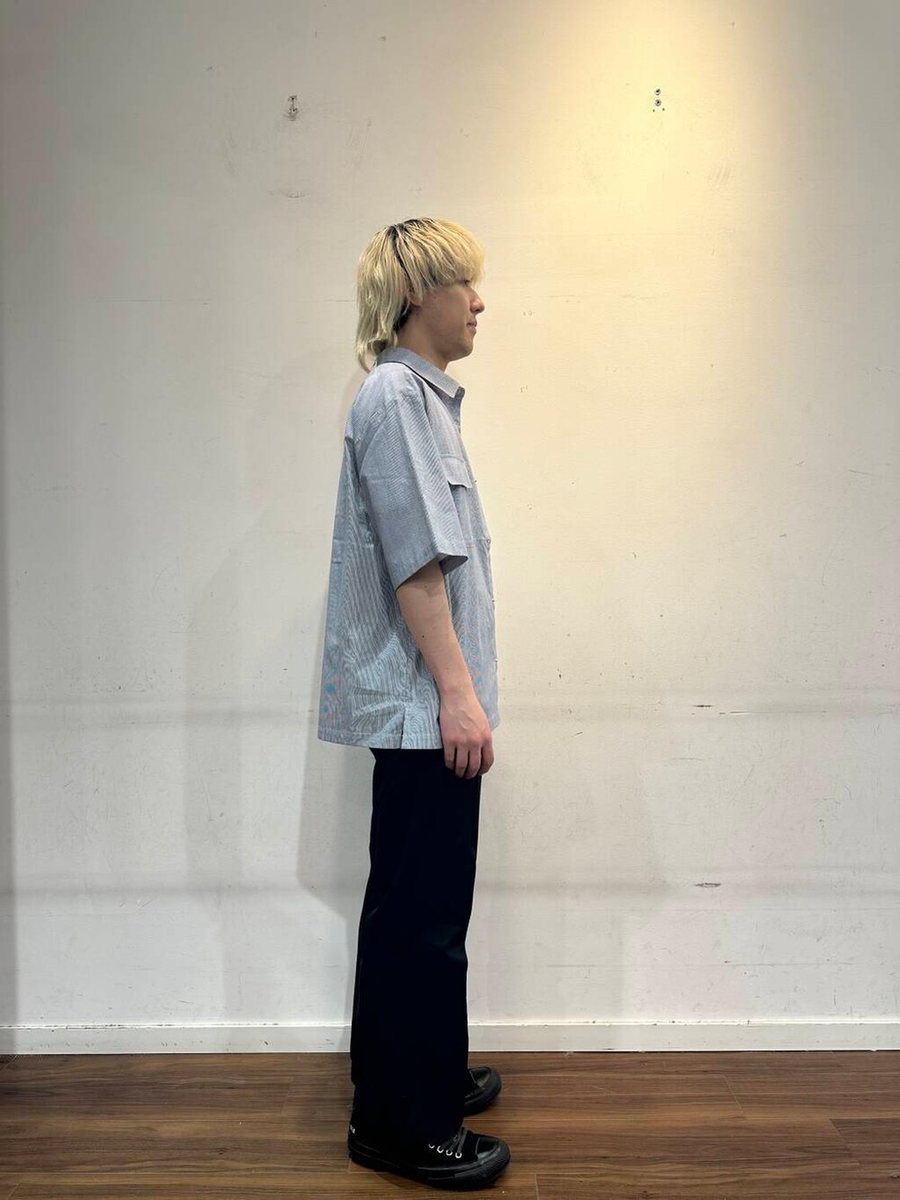 ブラック系のシャツ/ブラウスを着用したメンズの夏コーディネートの2枚目の写真