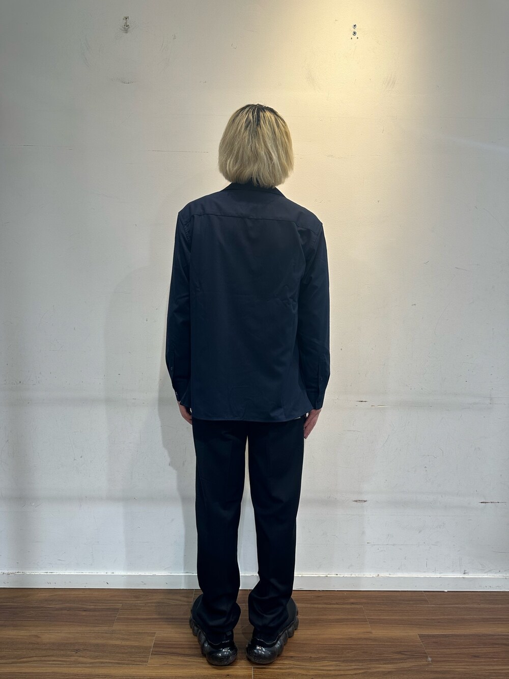 ブルー系のシャツ/ブラウス、ブラック系のその他パンツを着用したメンズの秋コーディネートの3枚目の写真