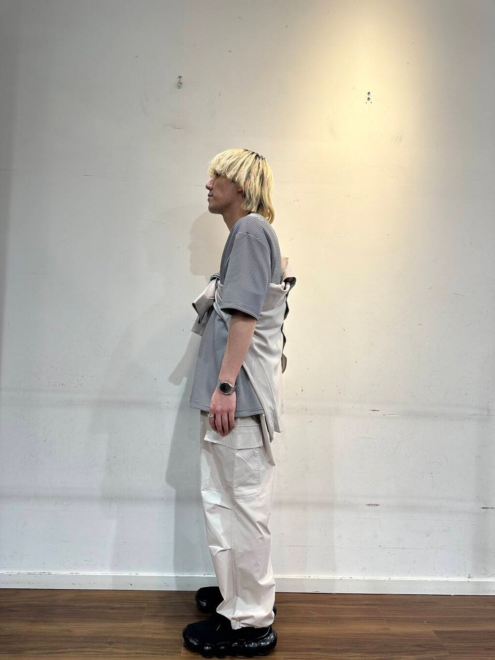 ホワイト系のその他パンツ、その他のTシャツ/カットソーを着用したメンズの春コーディネートの4枚目の写真