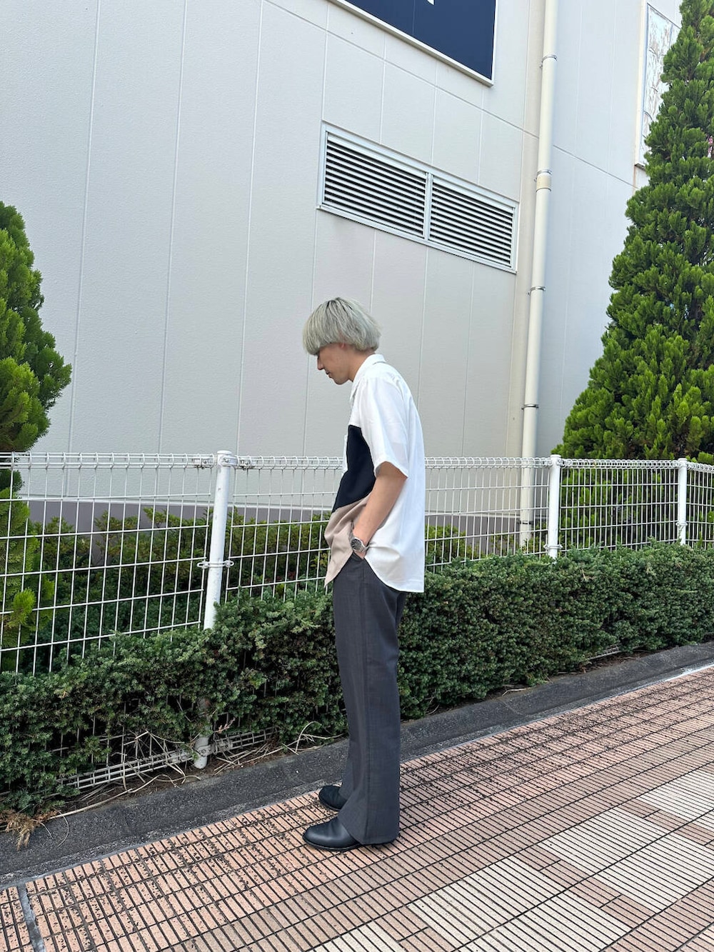 グレー系のその他パンツ、ホワイト系のシャツ/ブラウスを着用したメンズの夏コーディネートの2枚目の写真