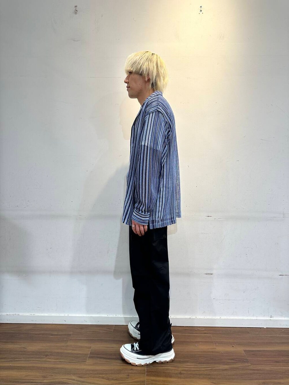 ブラック系のその他パンツを着用したメンズの春コーディネートの4枚目の写真