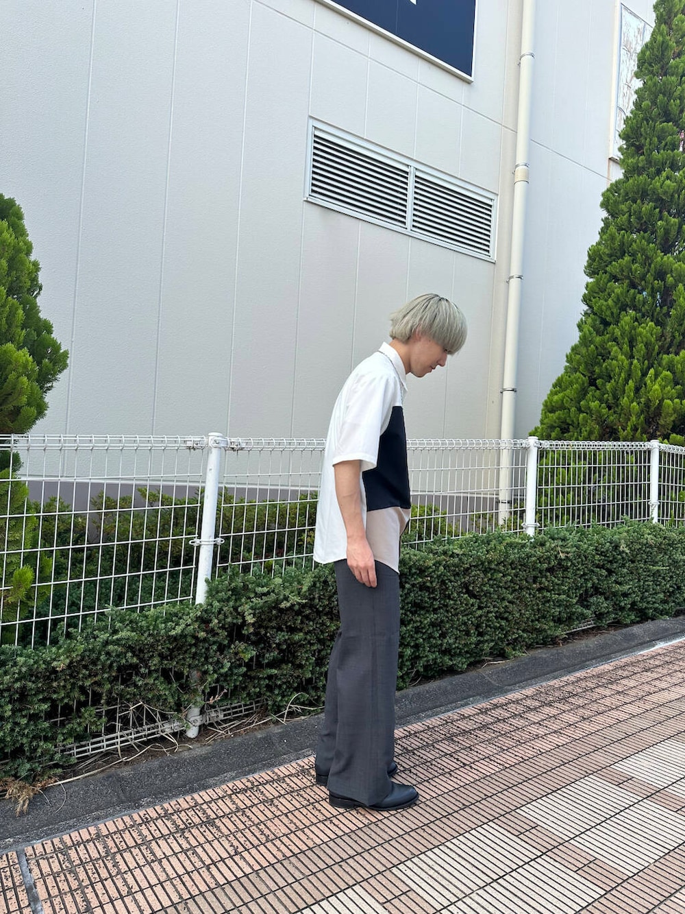 グレー系のその他パンツ、ホワイト系のシャツ/ブラウスを着用したメンズの夏コーディネートの3枚目の写真
