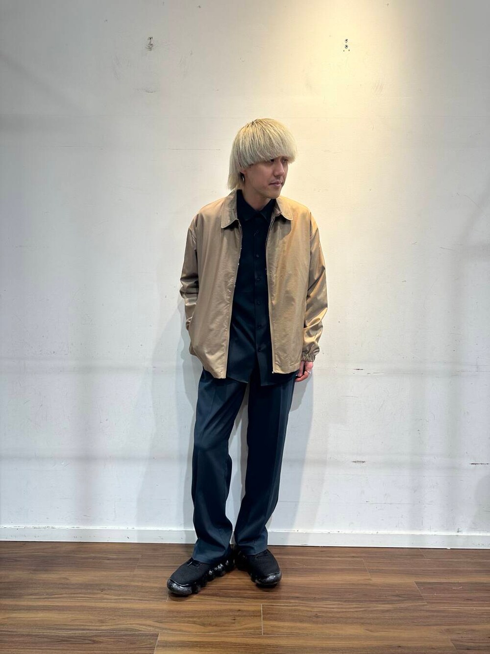 ブルー系のシャツ/ブラウス、ブルー系のその他パンツを着用したメンズの春コーディネートの5枚目の写真