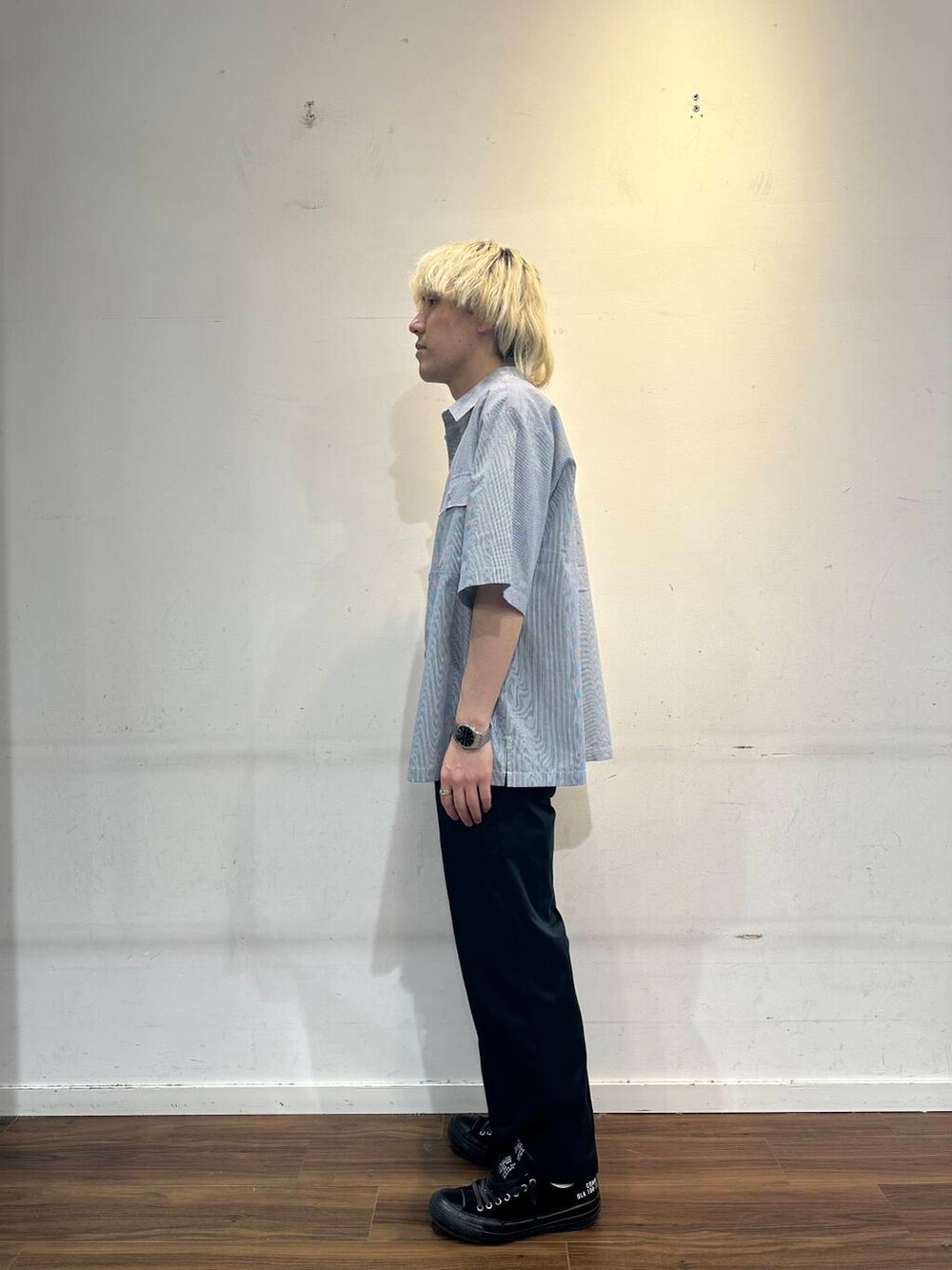 ブラック系のシャツ/ブラウスを着用したメンズの夏コーディネートの4枚目の写真