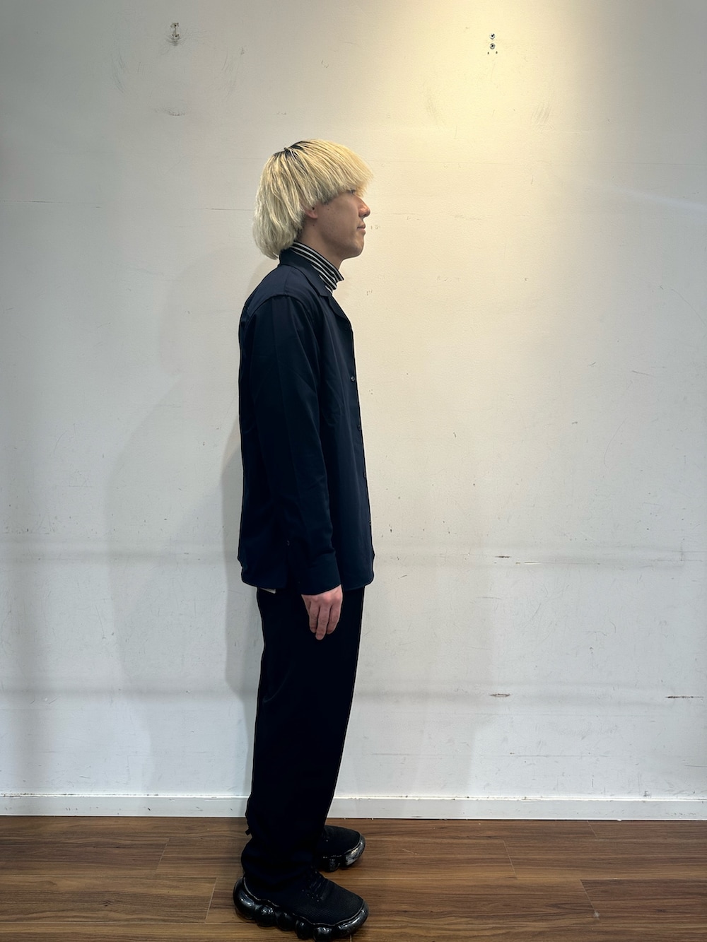 ブルー系のシャツ/ブラウス、ブラック系のその他パンツを着用したメンズの秋コーディネートの2枚目の写真