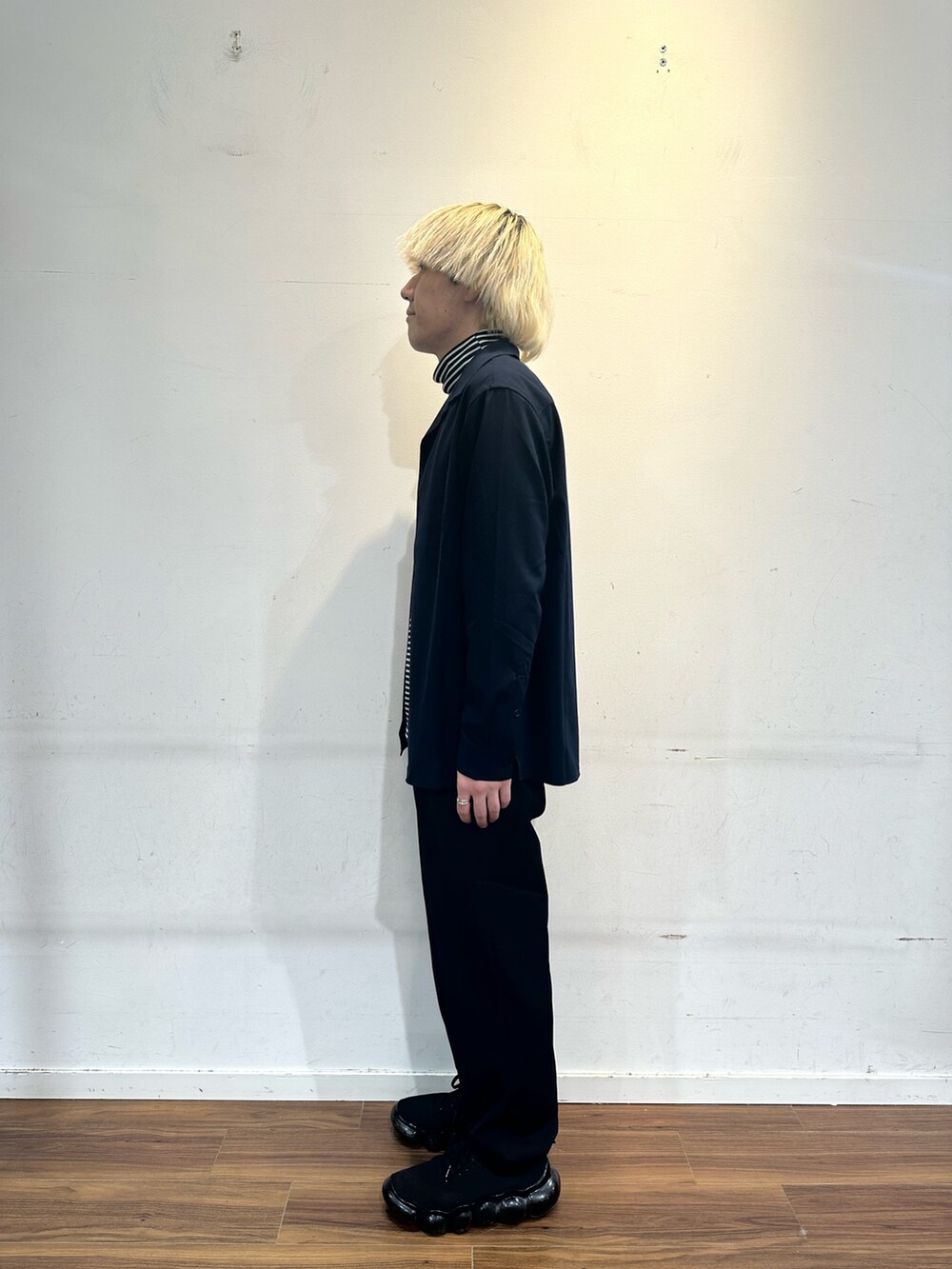 ブルー系のシャツ/ブラウス、ブラック系のその他パンツを着用したメンズの秋コーディネートの4枚目の写真