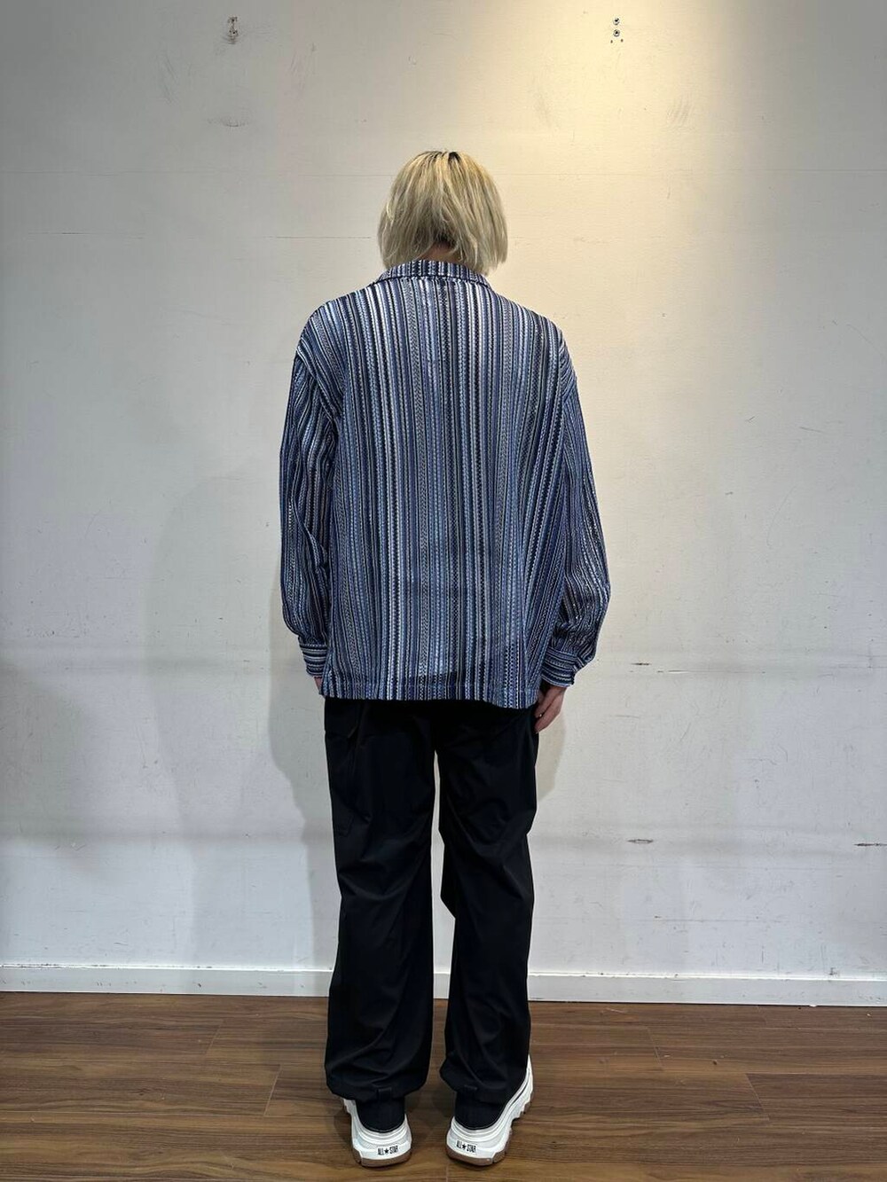 ブラック系のその他パンツを着用したメンズの春コーディネートの3枚目の写真