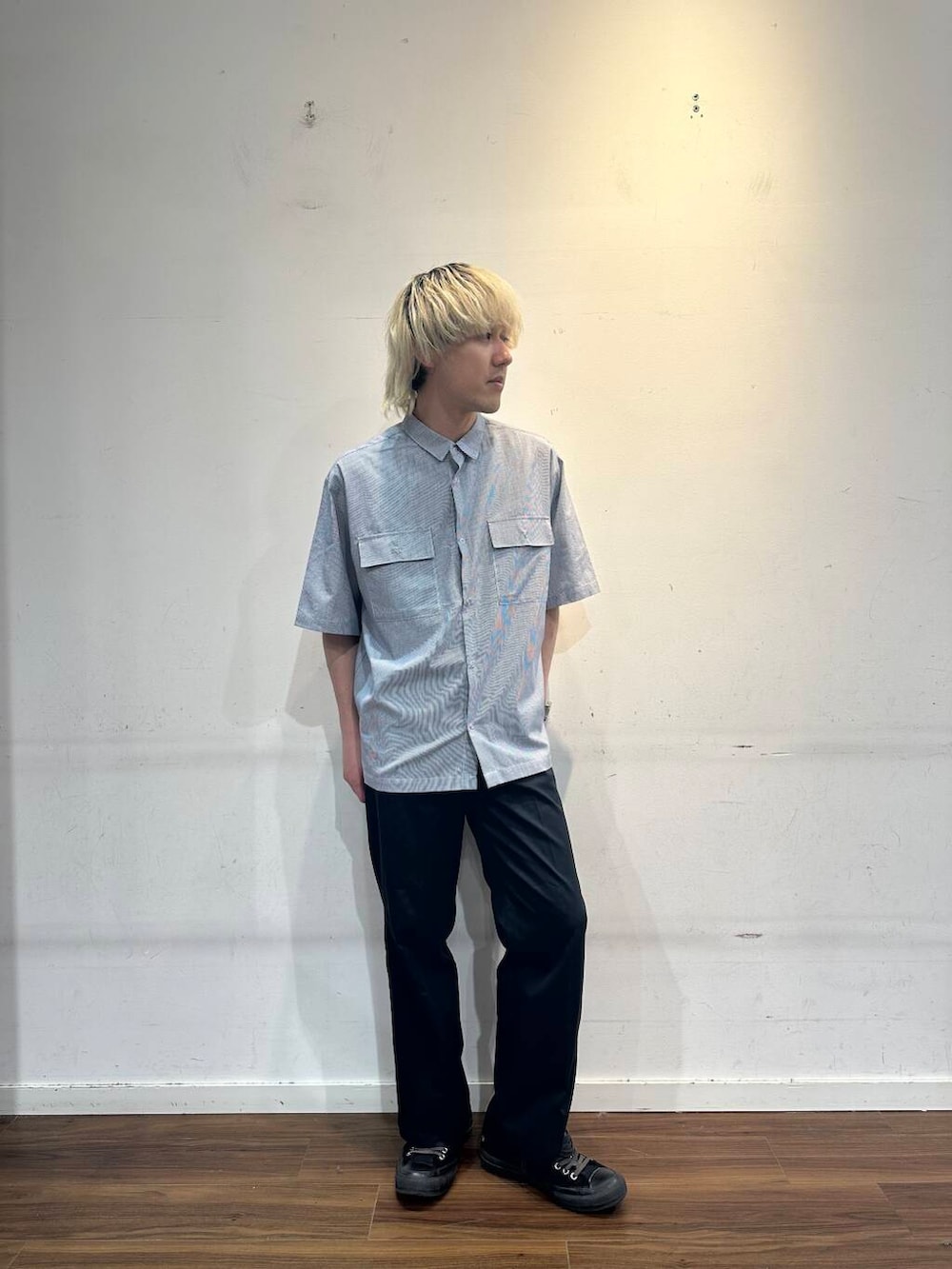 ブラック系のシャツ/ブラウスを着用したメンズの夏コーディネートの5枚目の写真