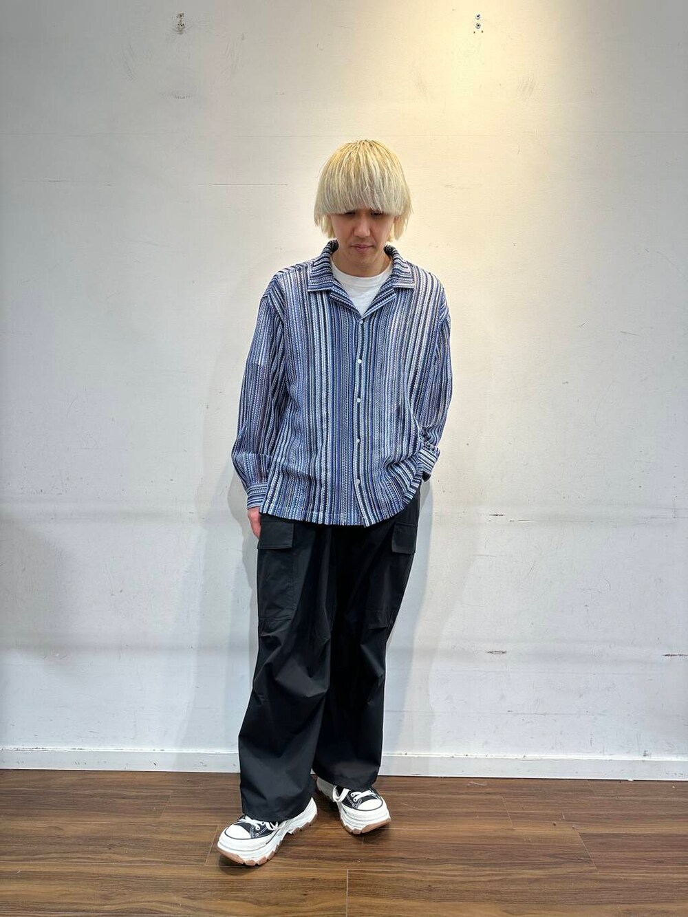 ブラック系のその他パンツを着用したメンズの春コーディネートの5枚目の写真