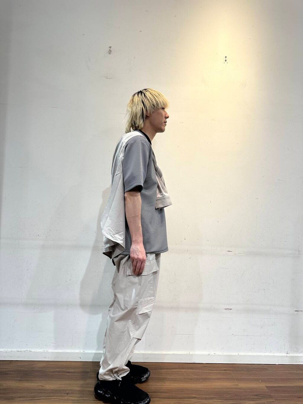 ホワイト系のその他パンツ、その他のTシャツ/カットソーを着用したメンズの春コーディネートの2枚目の写真
