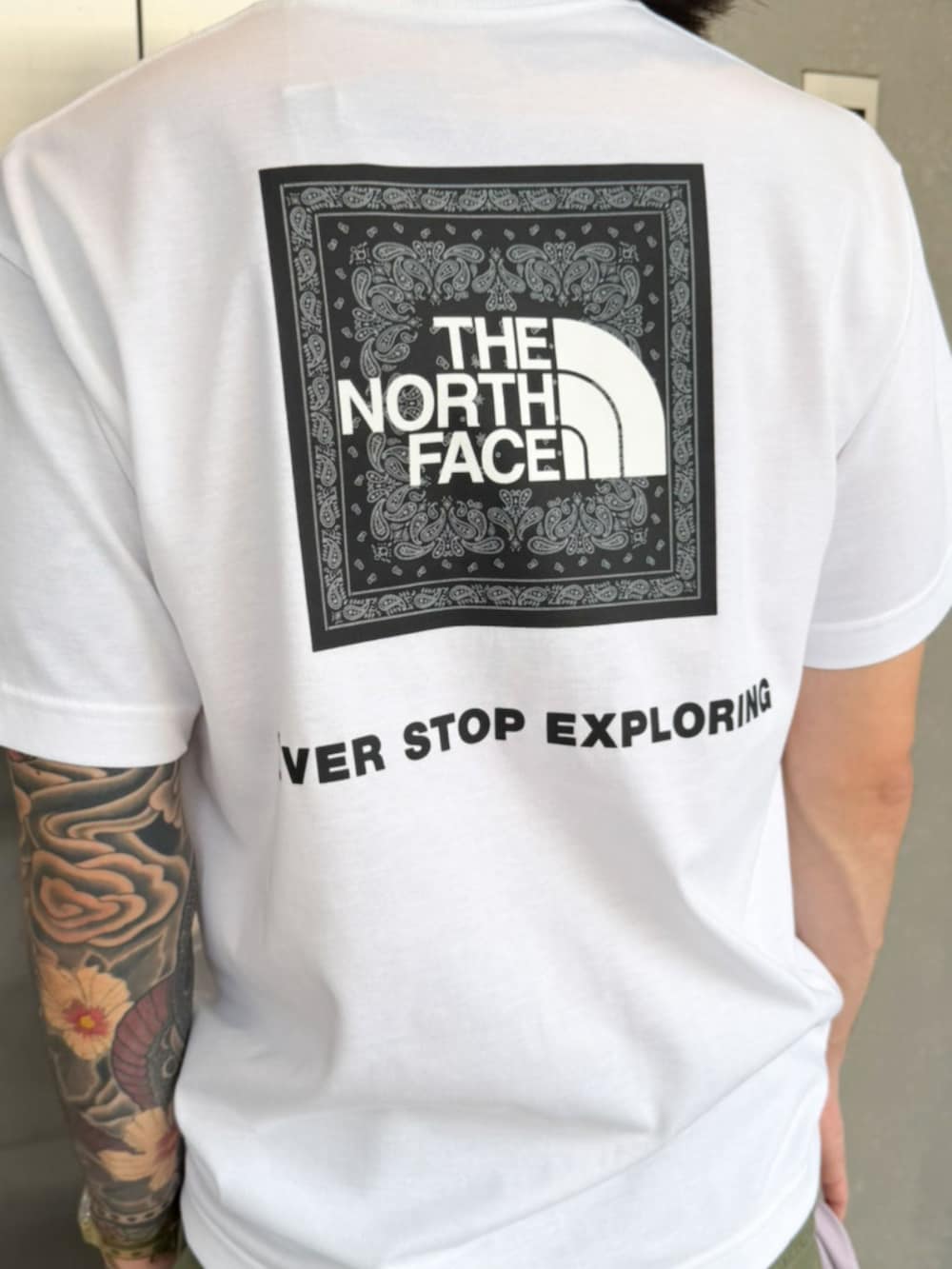 パープル系のシャツ/ブラウス、ホワイト系のTシャツ/カットソーを着用したメンズの夏コーディネートの4枚目の写真