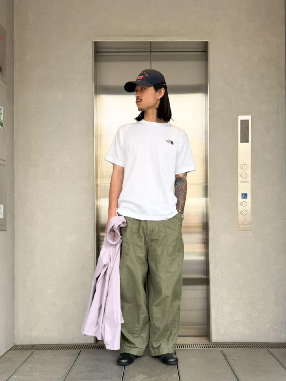 パープル系のシャツ/ブラウス、ホワイト系のTシャツ/カットソーを着用したメンズの夏コーディネートの2枚目の写真